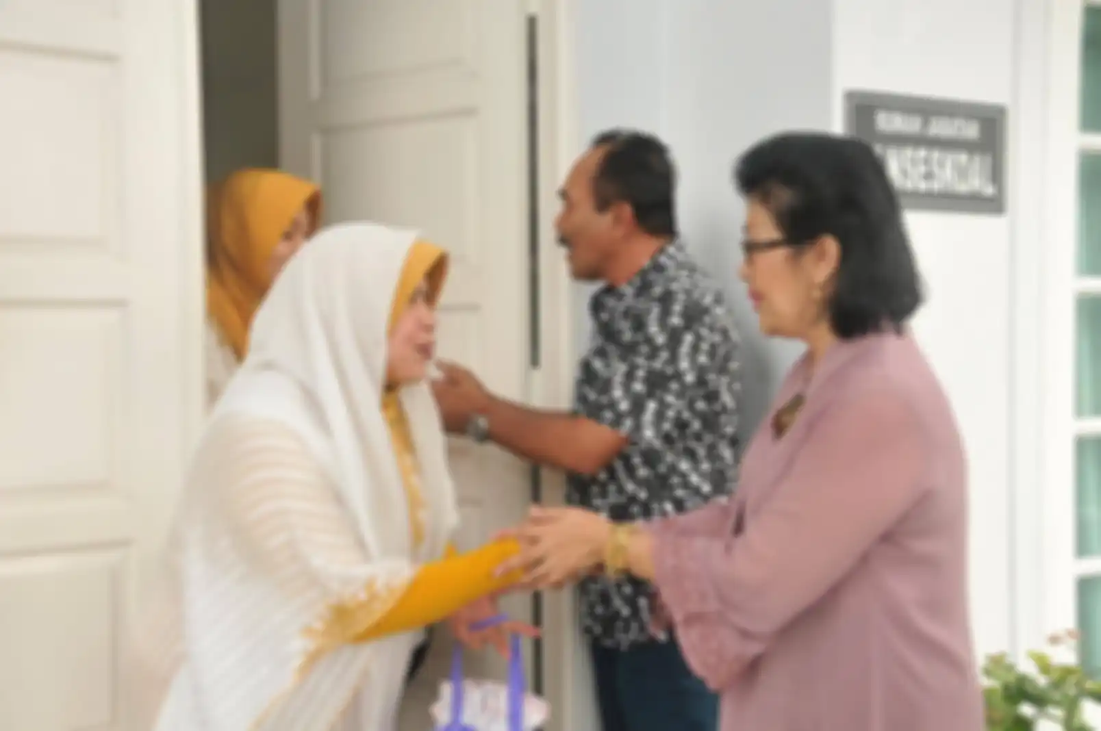 Mobil ibunda gitaris kesayangan Ahmad Dhani Vega Antares remuk usai menabrak truk tronton. Sang ibunda dibawa ke RS dalam kondisi begini.