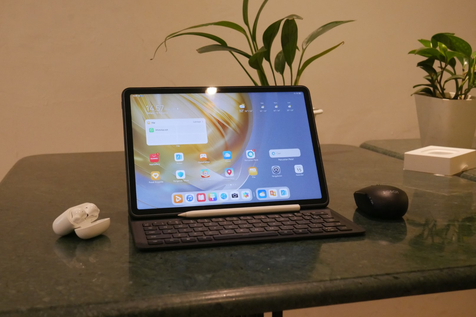 Huawei MatePad 11.5 dilengkapi dengan pencil, keyboard, dan mouse untuk meningkatkan produktivitas pengguna 