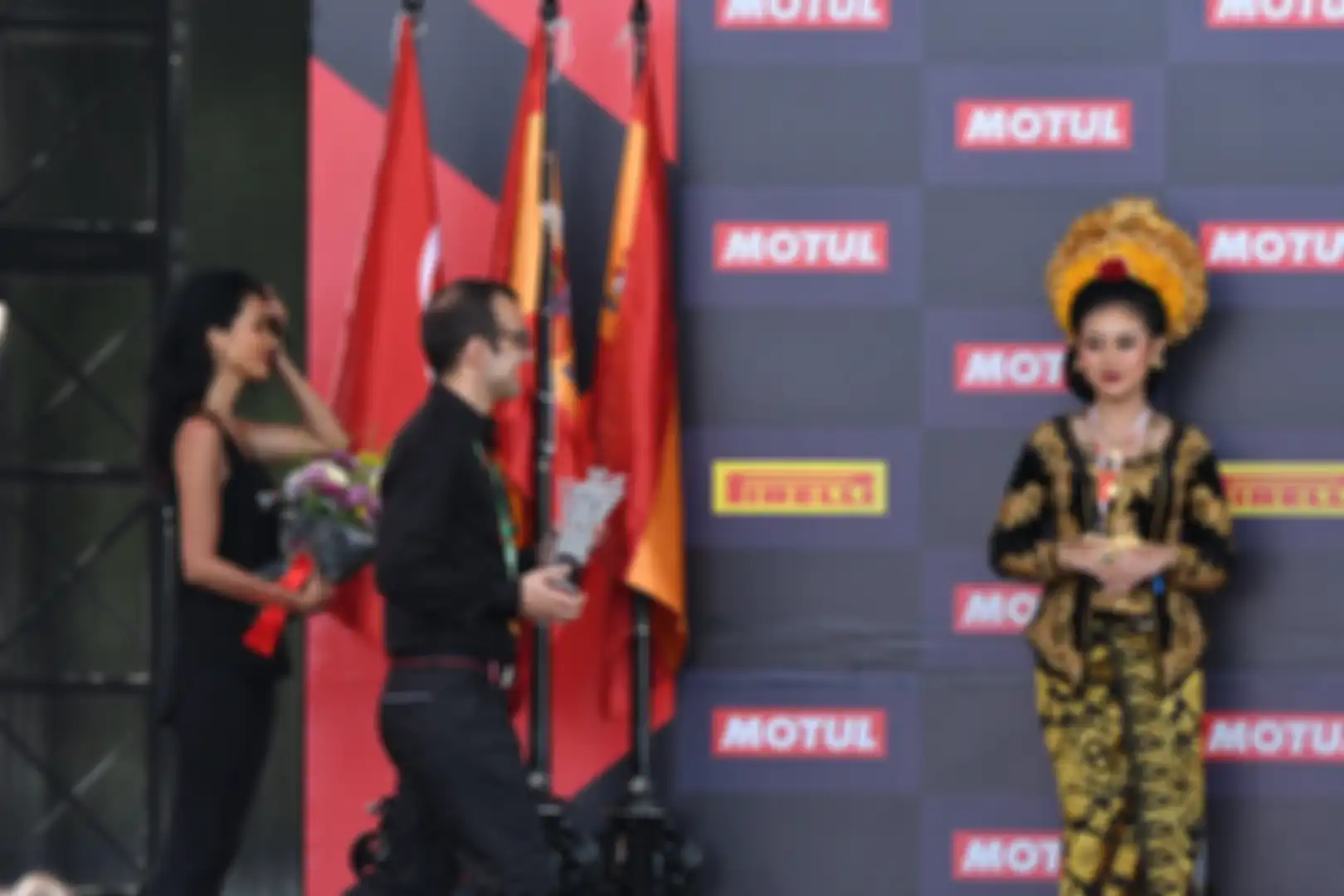 Carlo Savoca saat hendak memberikan piala pada peraih podium dua Race 2, WSBK Mandalika 2023. 