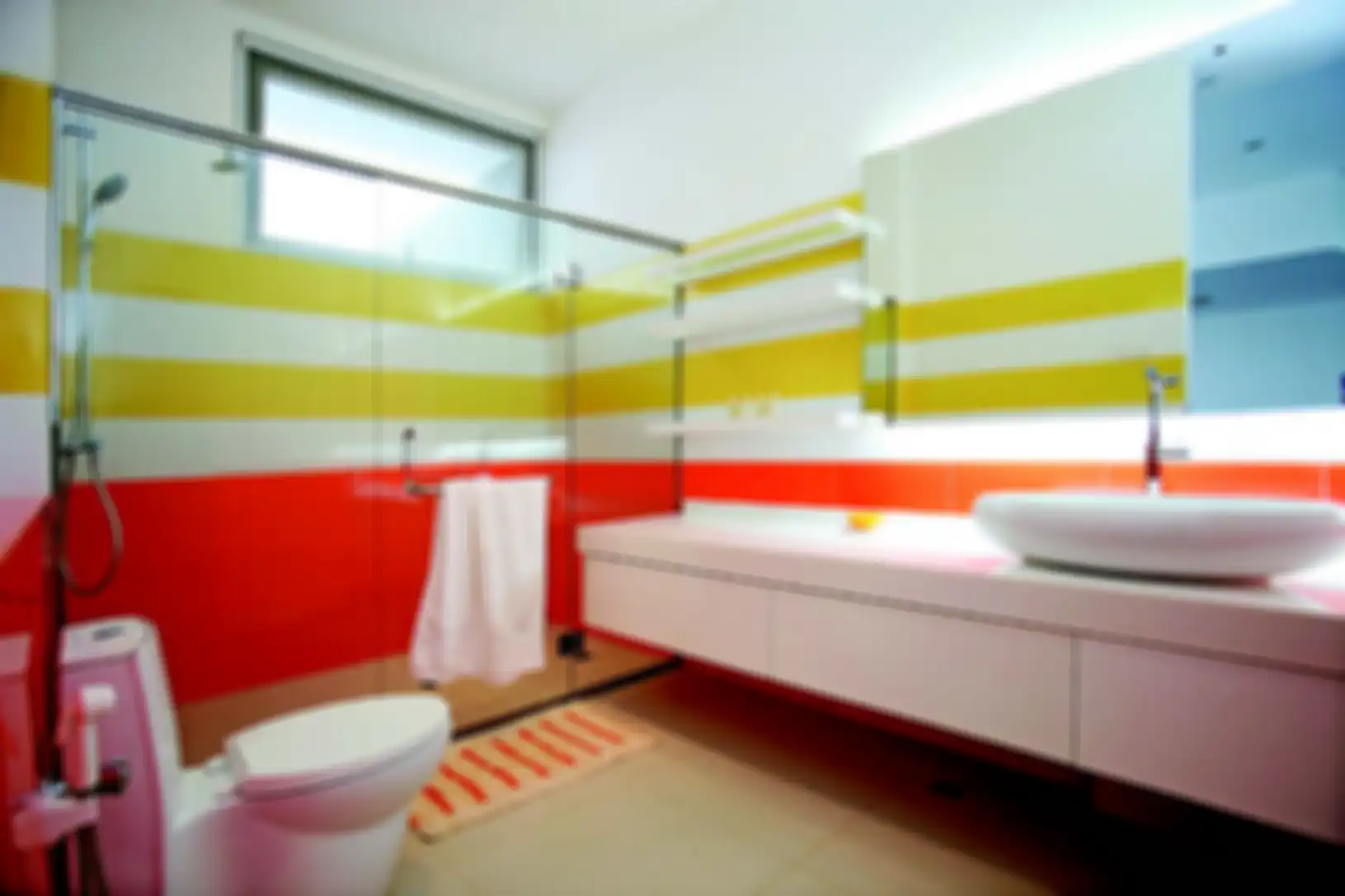 Dinamis di kamar mandi dengan aksen oranye dan kuning.