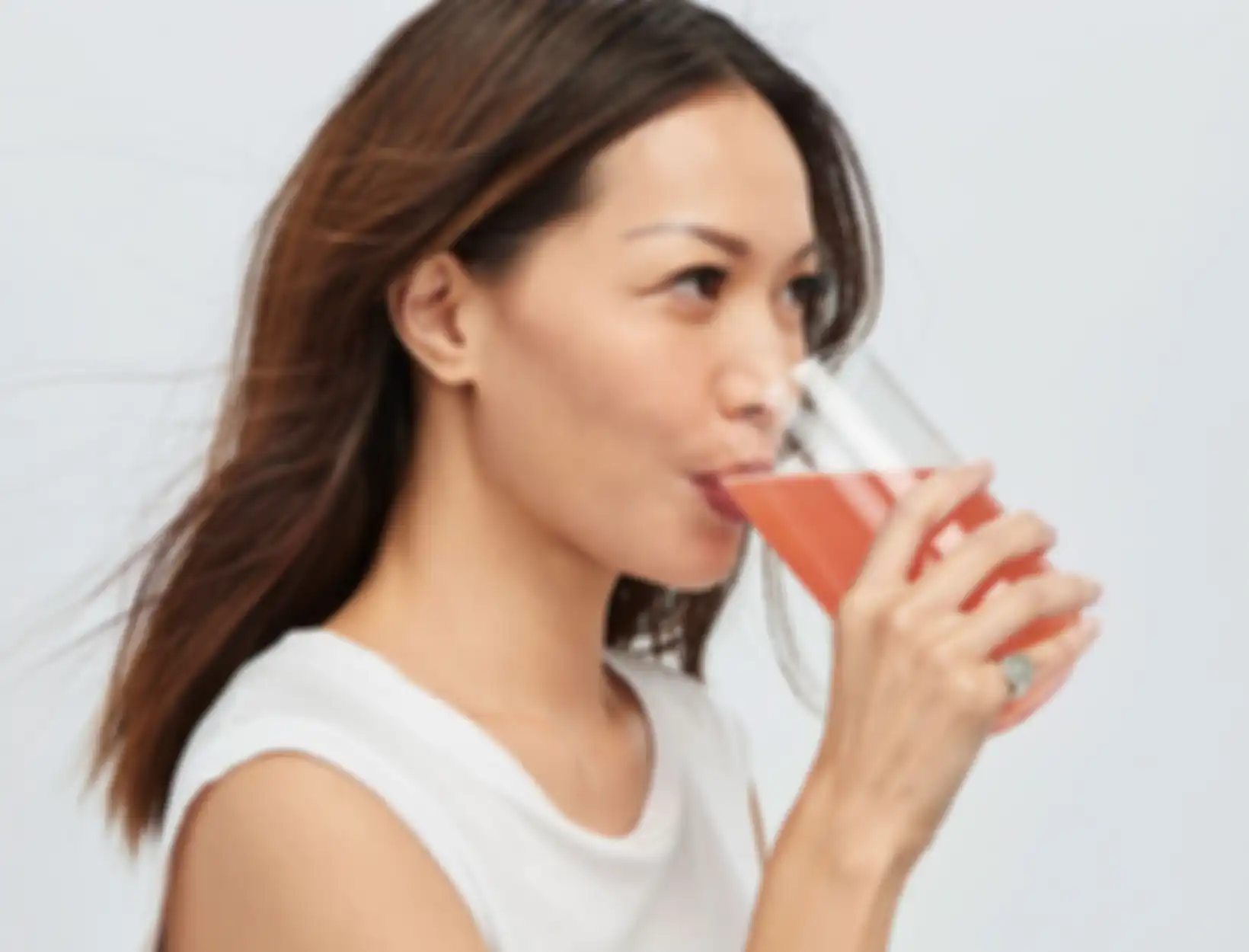 Ilustrasi minum minuman kolagen