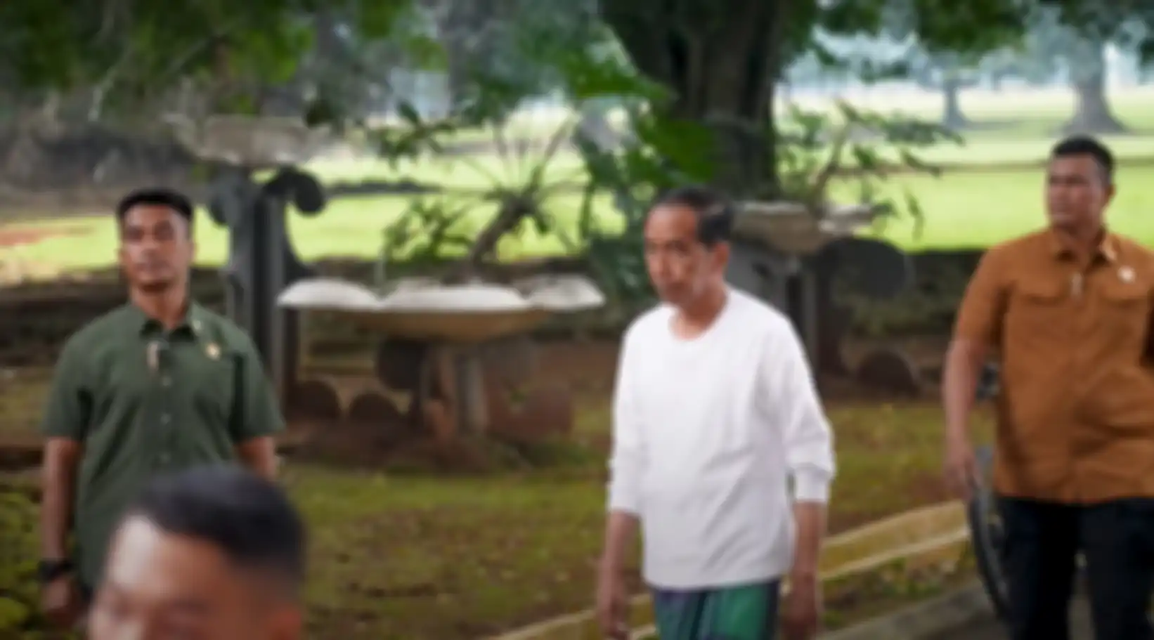 Penampilan Presiden Jokowi saat menyaksikan pembagian sembako di halaman Istana Presiden Bogor