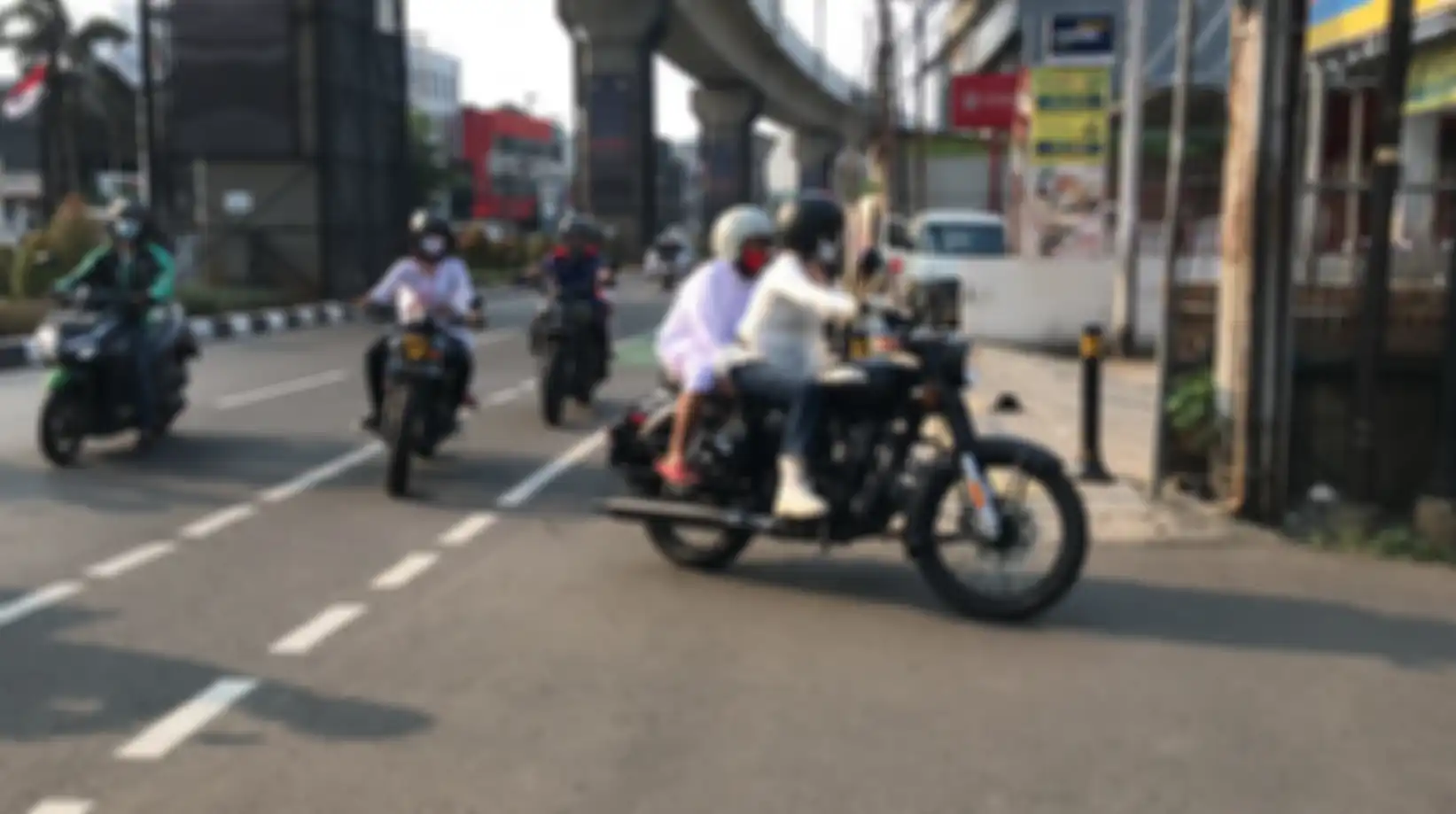 Keren nih! Dalam momen peringatan hari Kartini 21 April lady bikers dari komunitas Motoladies geber motor pakai kebaya boncengin anak yatim