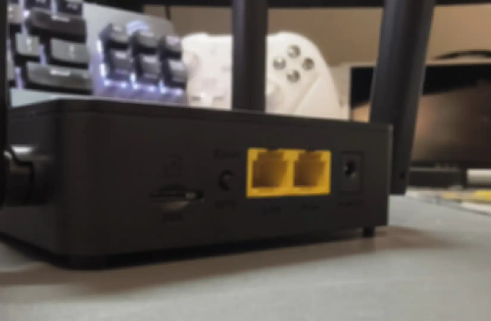 Dukungan port SIM Card dan Ethernet di D-Link DWR-M910 N300 4G LTE