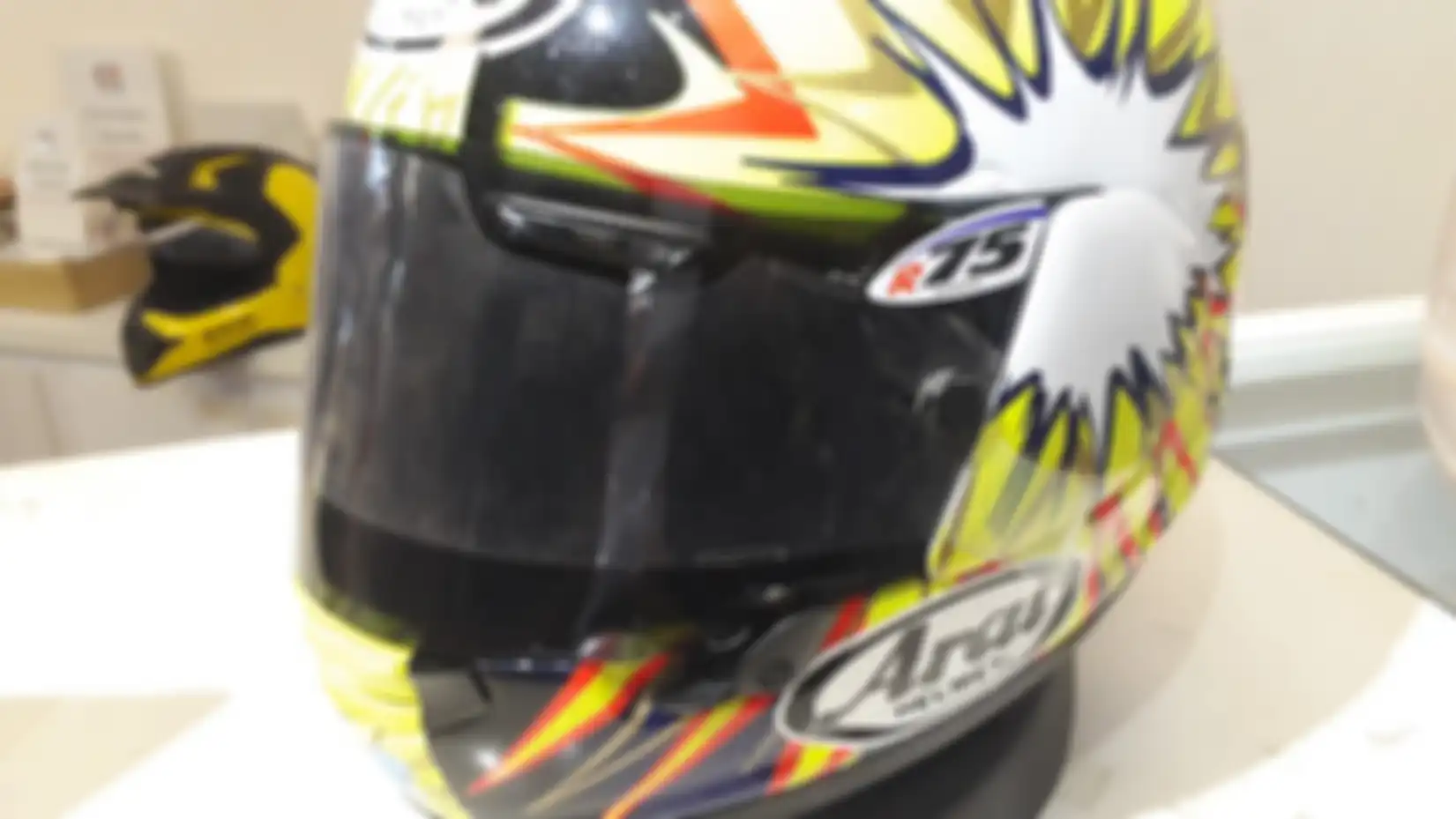 Ilustrasi Pemakaian Helm Dengan Tear Off
