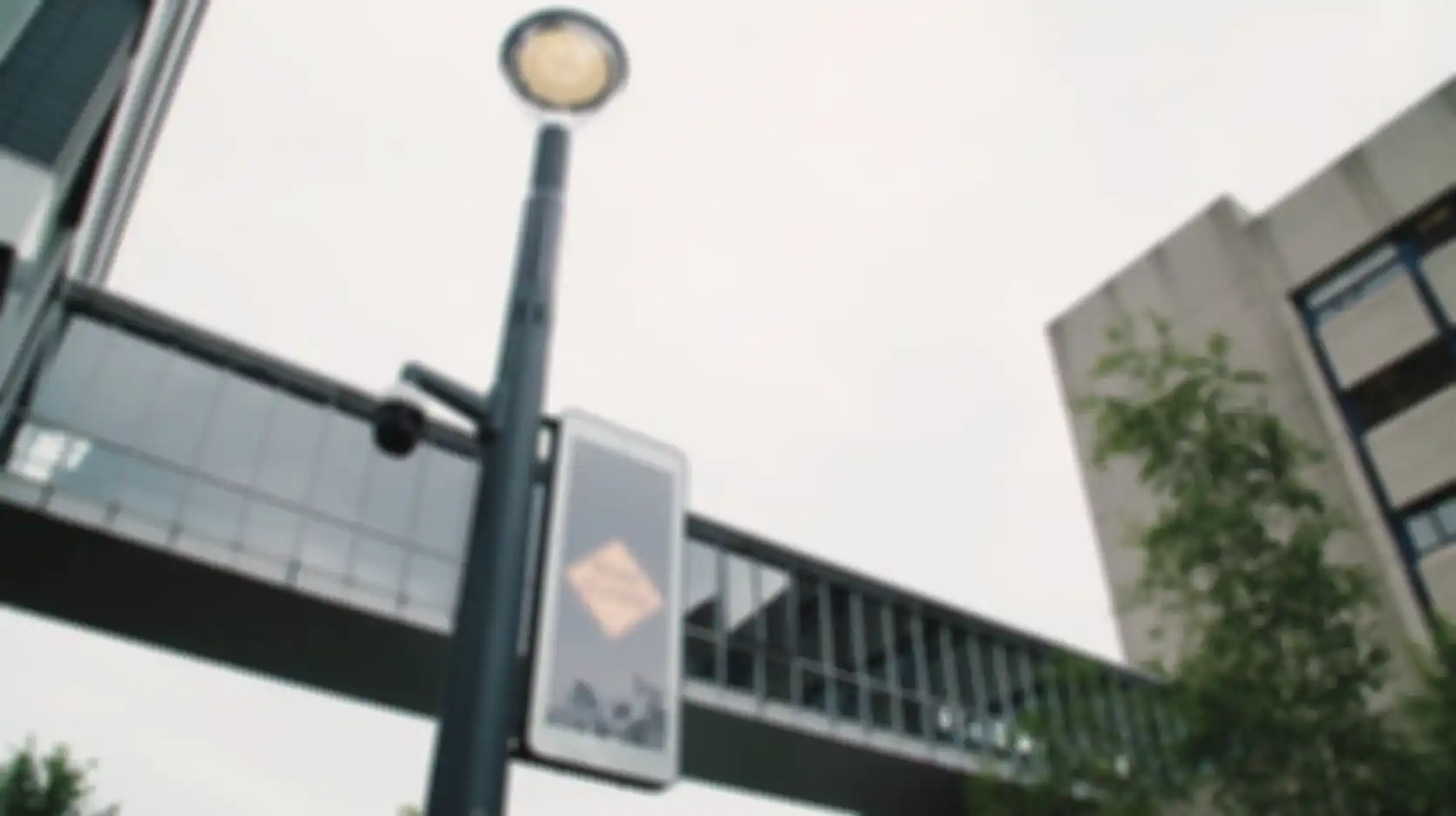 Layar display BrightSits dapat menampilkan pesan darurat penting dan papan iklan.