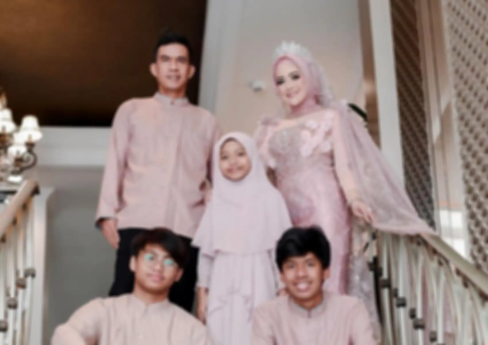 Meggy Wulandari bersama suami baru dan anak-anaknya.