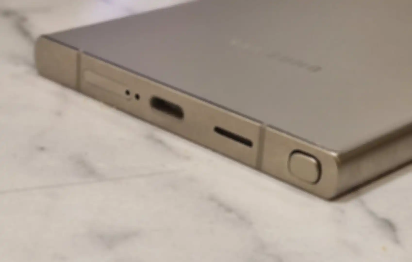 bingkai dari Galaxy S24 Ultra yang terbuat dari titanium