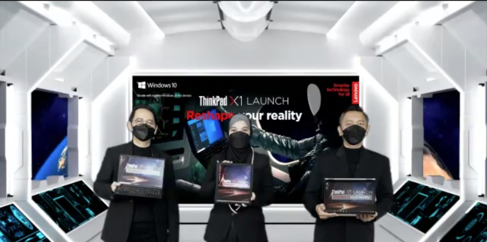 Para petinggi Lenovo saat memamerkan jajaran seri ThinkPad X1 terbaru, Kamis (4/3).