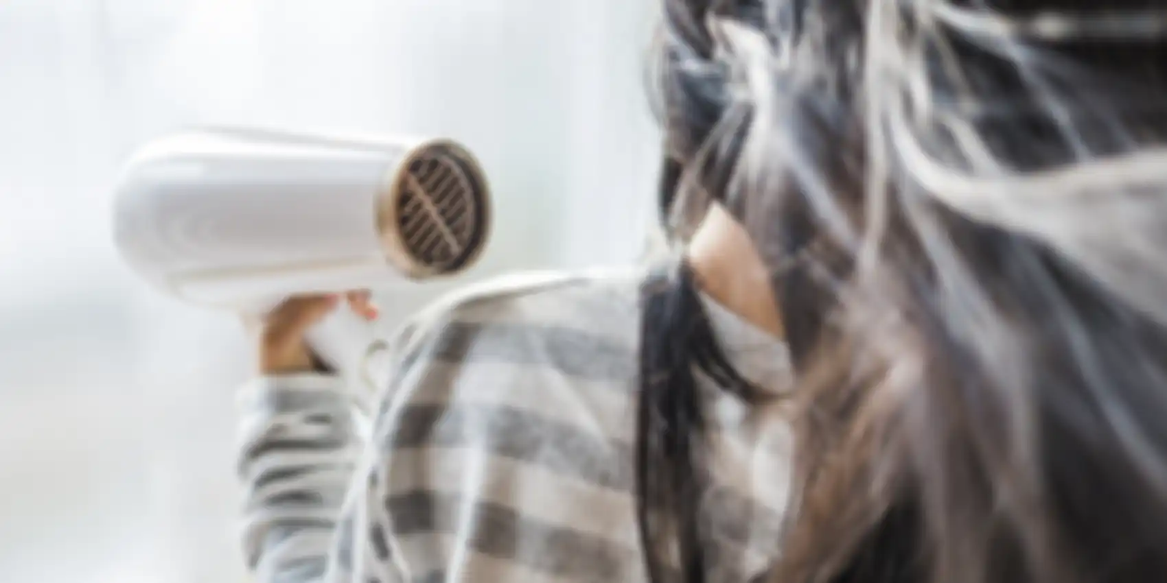Mengeringkan rambut dengan hair dryer
