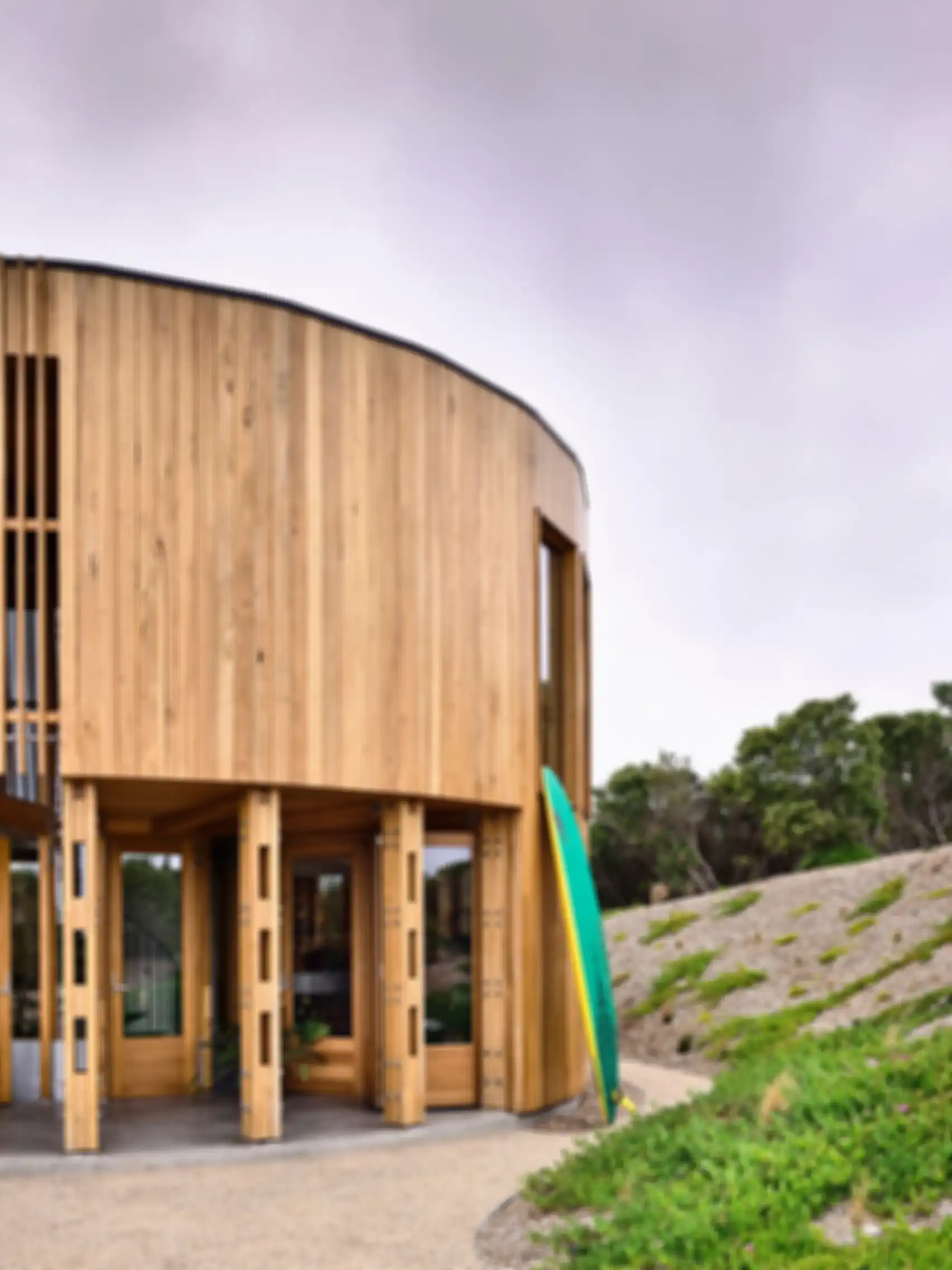 Rumah Pantai St Andrews yang berbentuk silinder di Victoria, Australia, dirancang oleh Austin Maynard Architects.