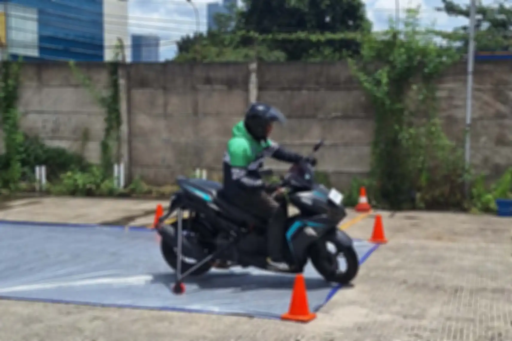 Suherman mengaku tergelincir saat melintasi jalan basah pakai Yamaha Aerox non-ABS. 