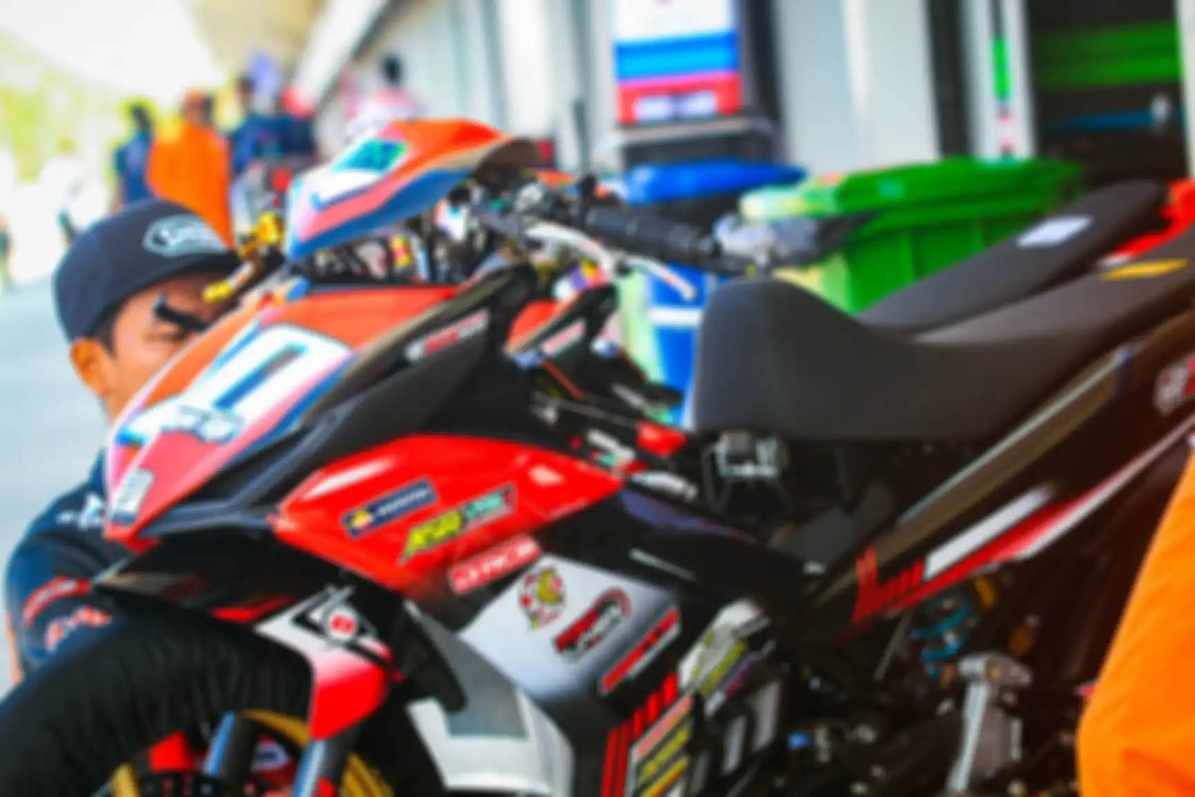 Bentuk jok motor layaknya punggung onta di Yamaha MX King besutan Wahyu Aji