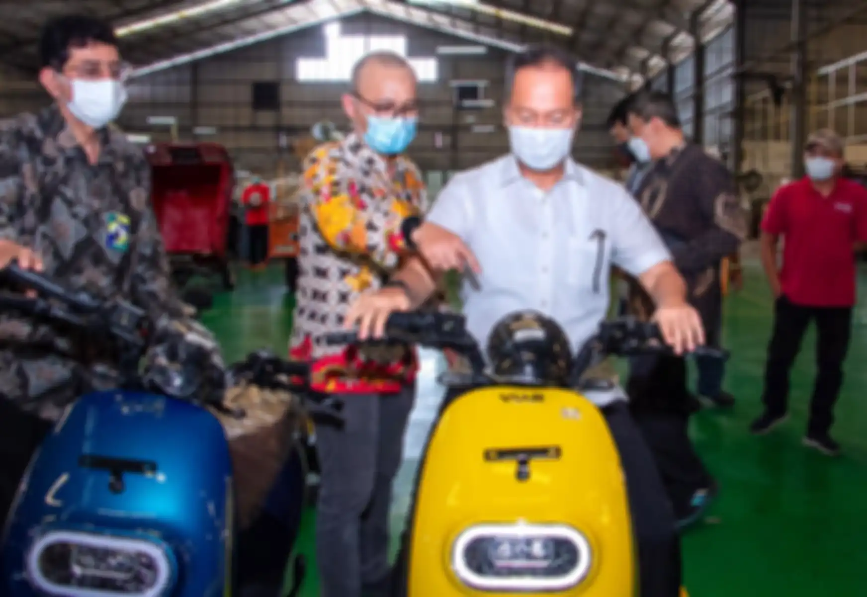 Menteri Perindustrian Agus Gumiwang Kartasasmita kunjungan kerja ke PT Triangle Motorindo (viat Motor) di Semarang, Jawa Tengah.