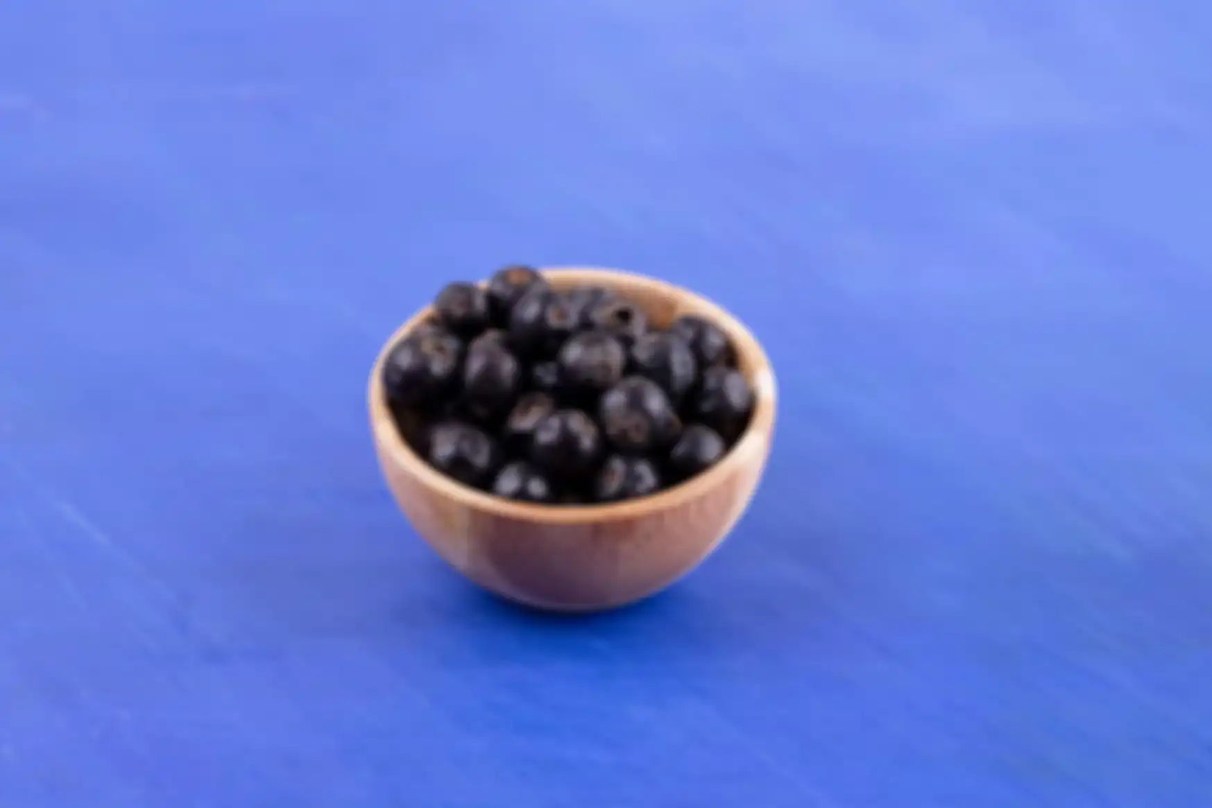Blackcurrant adalah jenis beri yang sering disamakan dengan anggur hitam.