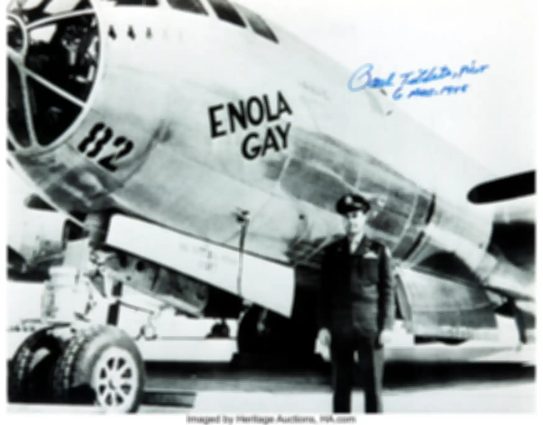 Paul Tibbets dengan pesawatnya, Enola Gay.