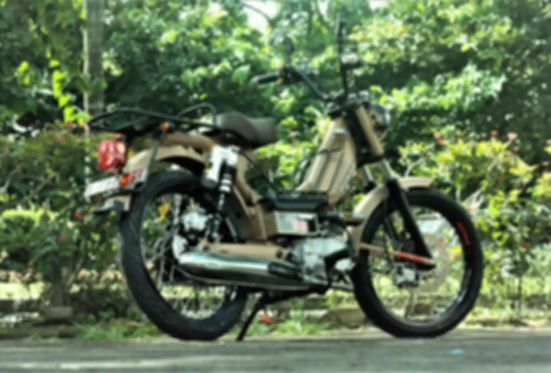 Rangka dan bodi pakai Jialing, sedangkan mesin pakai Honda Supra Fit.