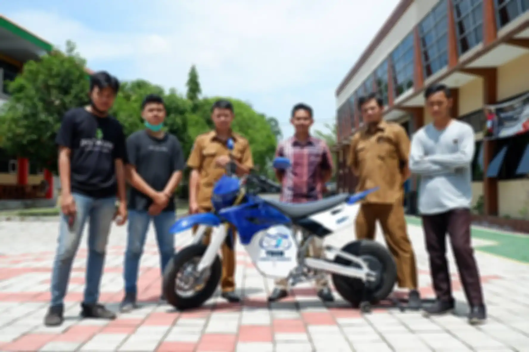 Tim SMKN 2 Jember dalam proyek motor listrik Solid-1.