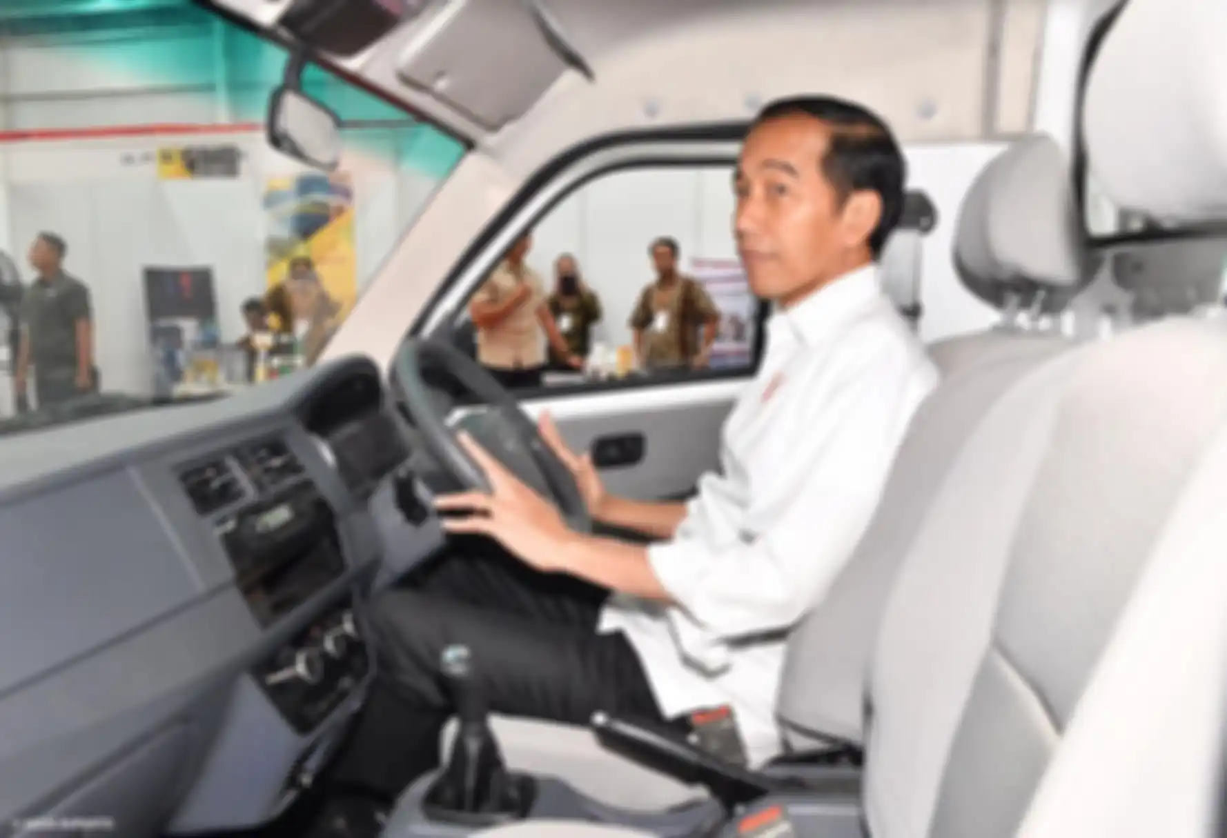 Presiden Joko Widodo menjajal mobil pick up Esemka Bima 1200cc di Boyolali, Jateng, Jumat (6/9/2019). Hari ini Jokowi bersama Menteri Perindustrian Airlangga Hartarto meresmikan pabrik PT Solo Manufaktur Kreasi (Esemka) yang akan memproduksi mobil merk Esemka di Boyolali, Jawa Tengah. TRIBUNNEWS/HO/