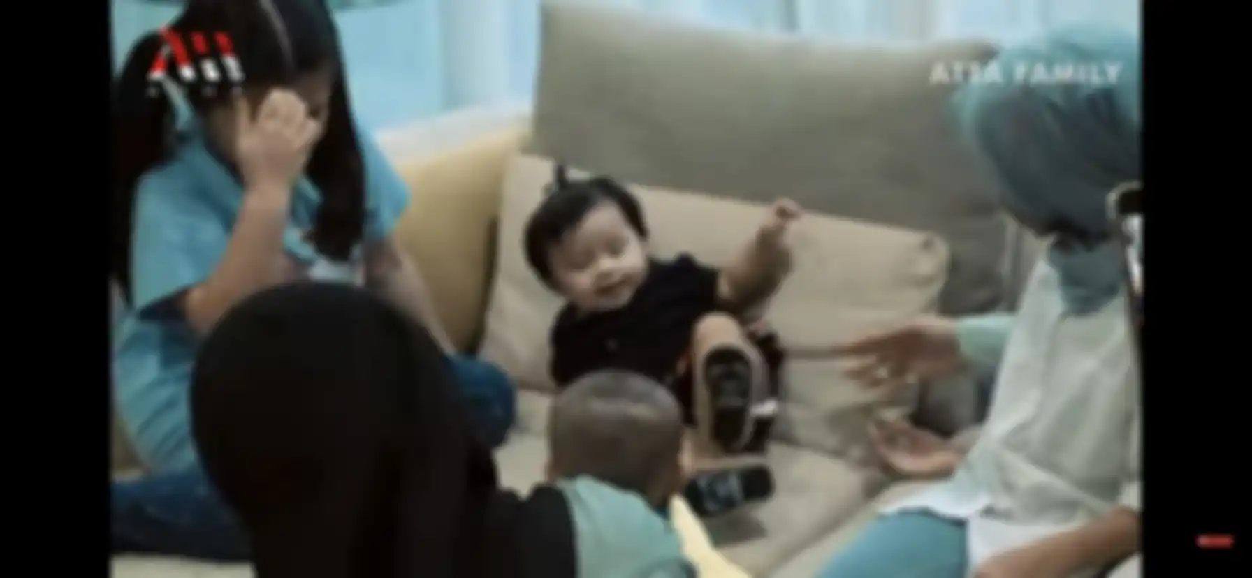Ameena terguling di sofa
