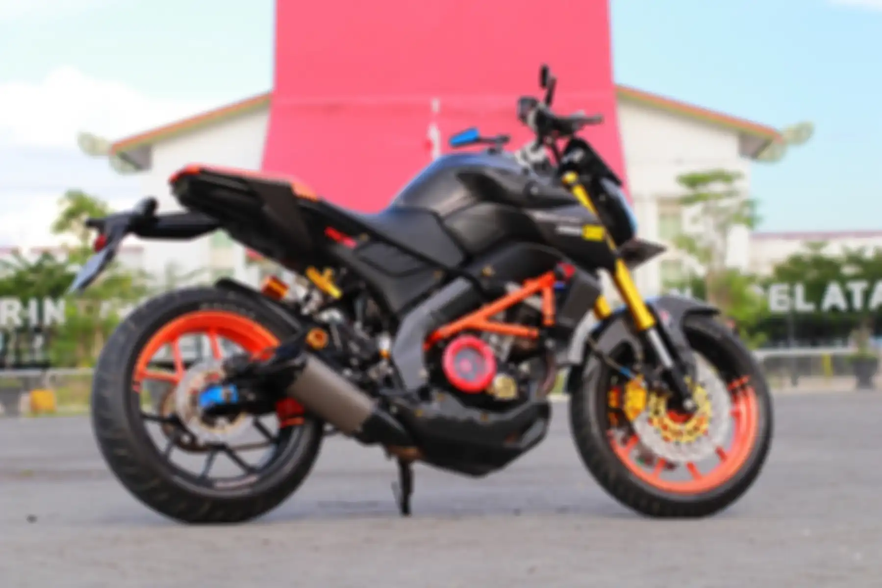 Pakai rangka dan bodi Yamaha MT-15 bikin Yamaha V-ixion ini makin kece.