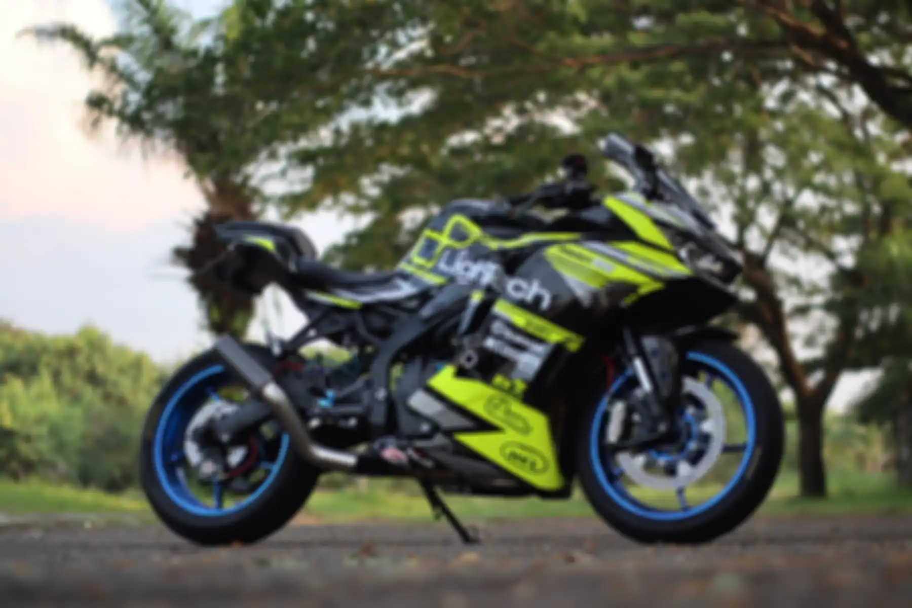 Ninja ZX-25R standar pakai decal stiker, jadi ngga kalah keren dengan versi SE. 