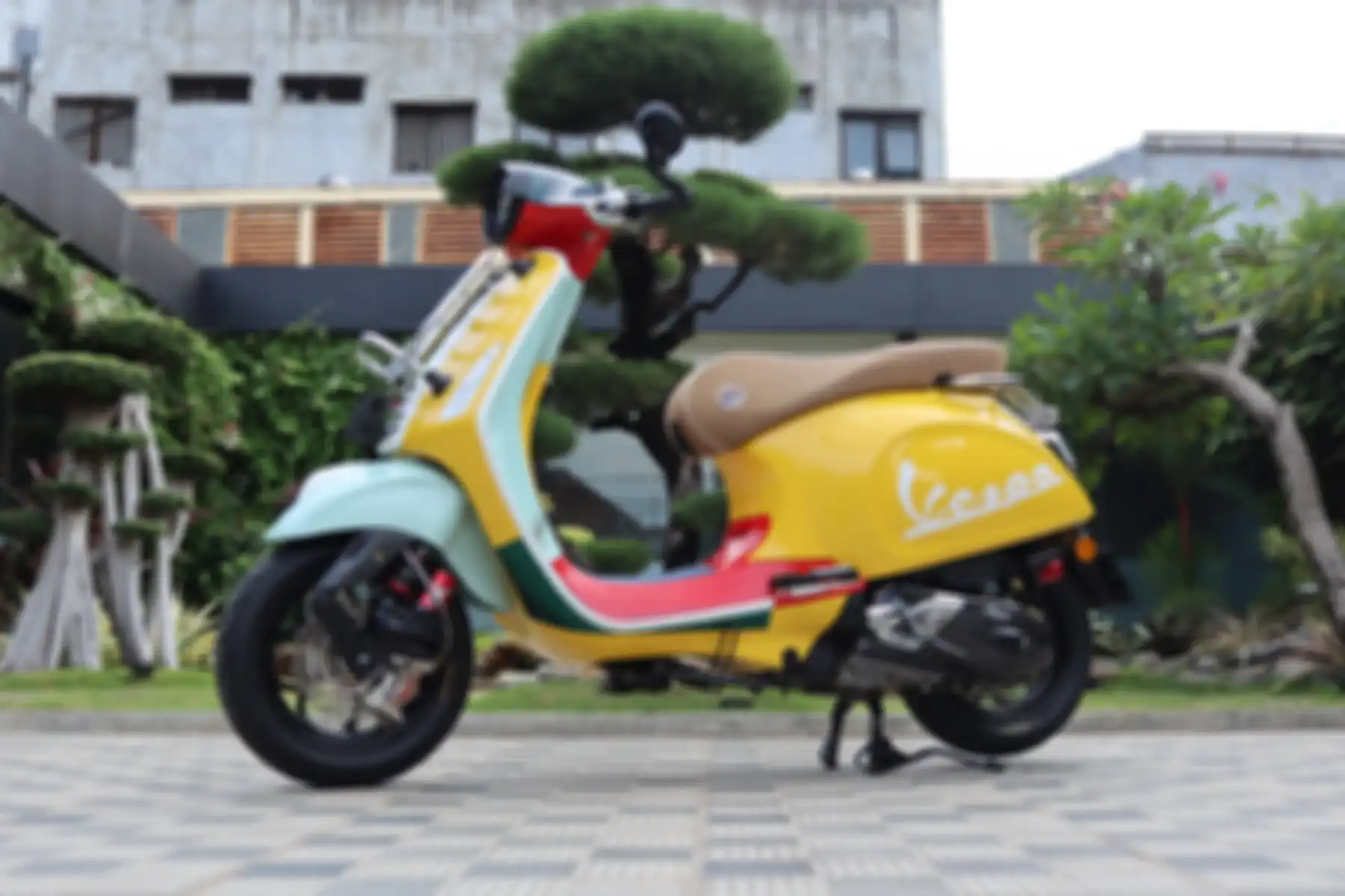 Vespa Primavera Sean Wotherspoon ini pakai sokbreker elektrik Shark Factory X2E.