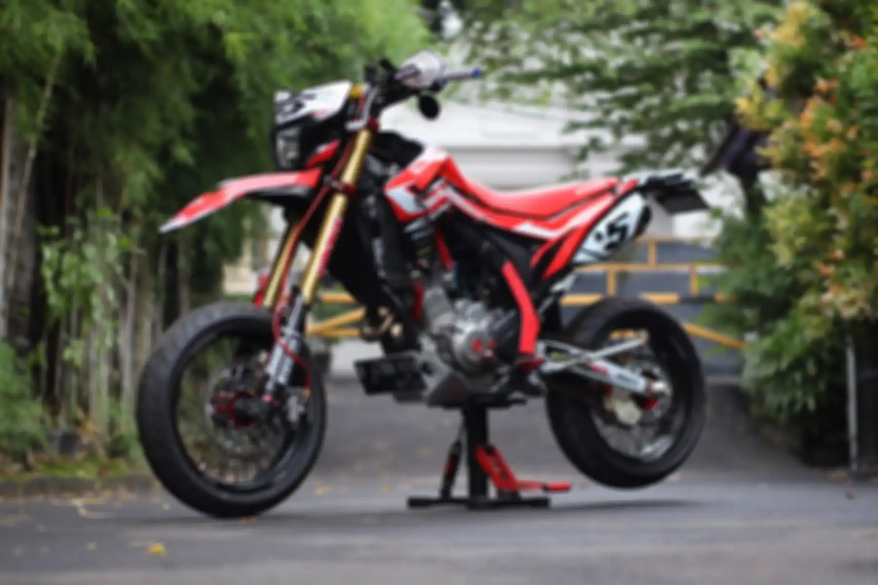 Modifikasi Honda CRF250 Rally, pilih gaya supermoto, berbodi CRF250L.
