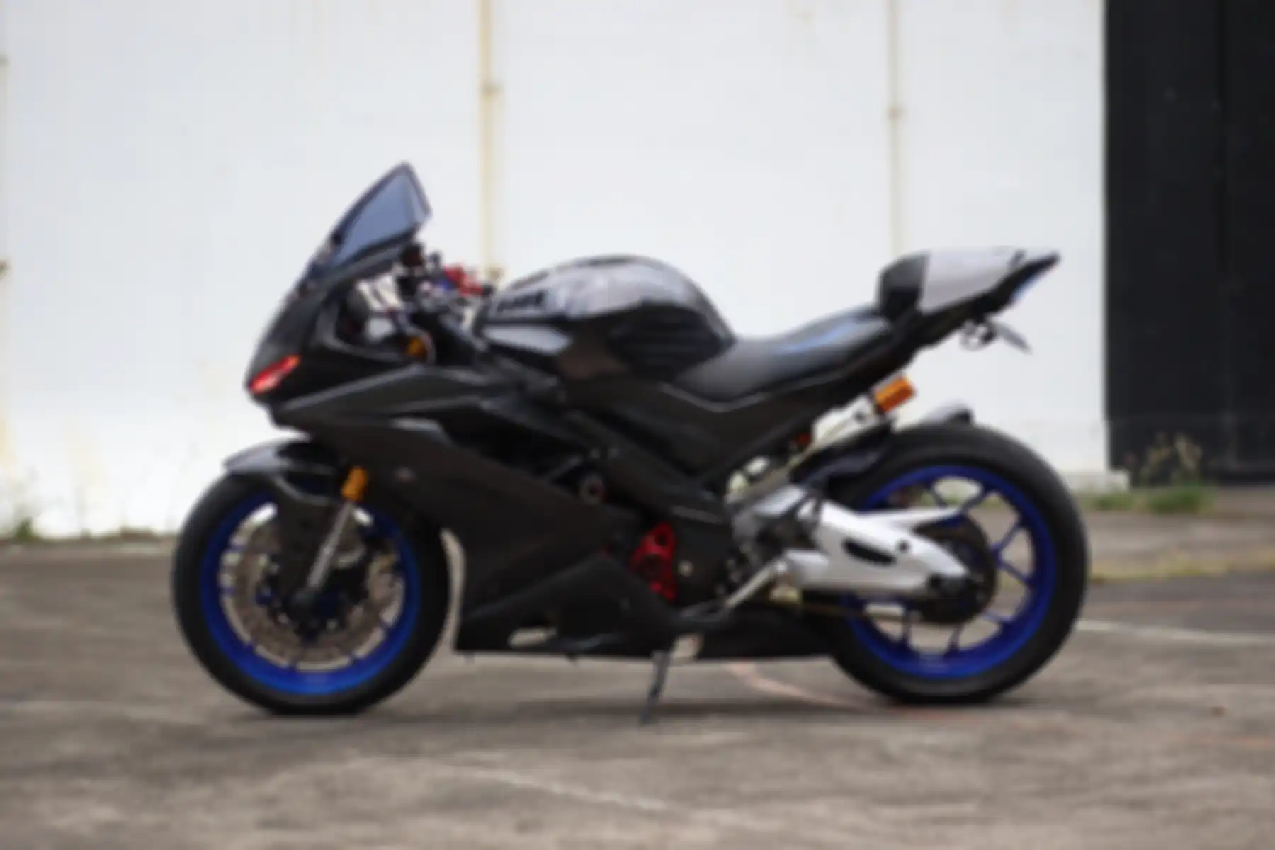 Kelir bodi di modifikasi Yamaha R15 VVA ini tampil unik pakai aksen hologram.