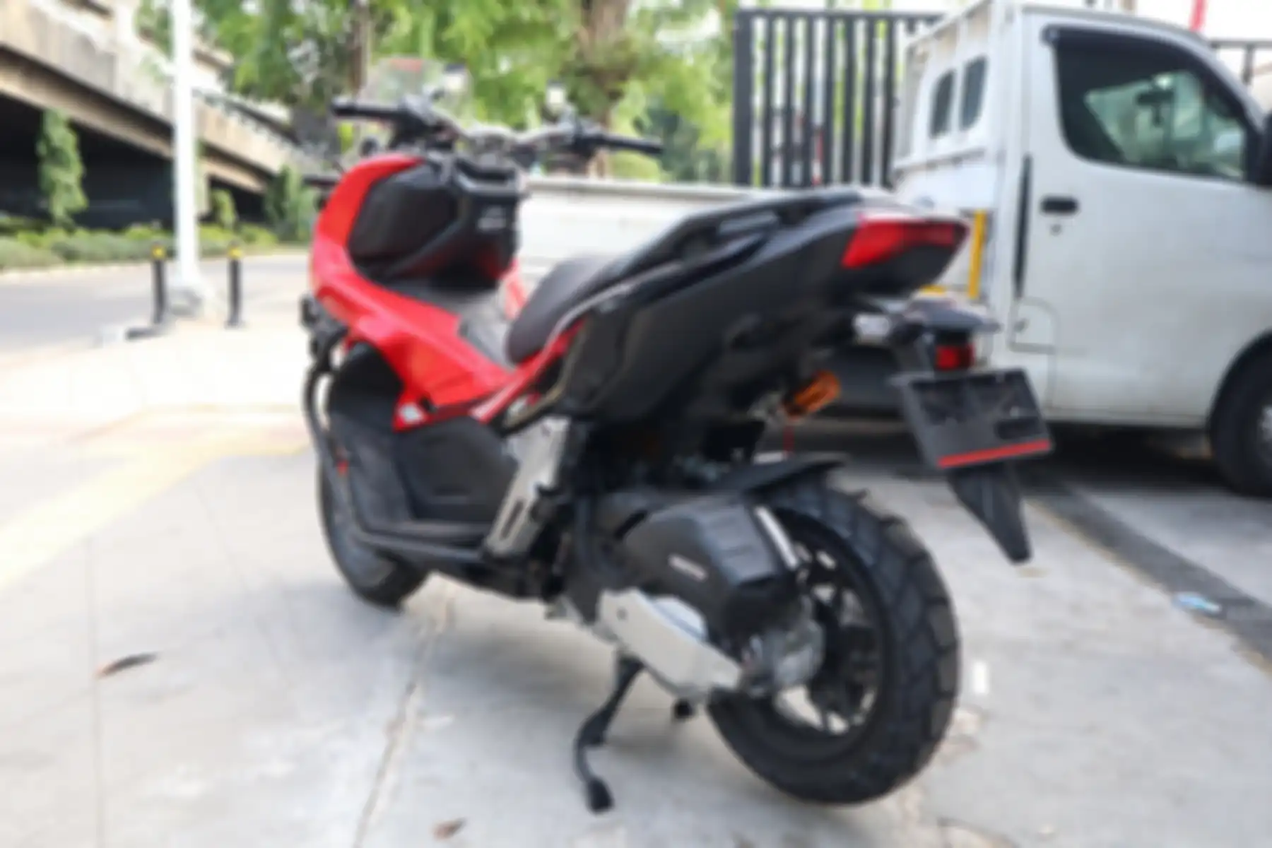 Modifikasi motor Honda ADV 150 pakai monosok mirip Honda X-ADV.