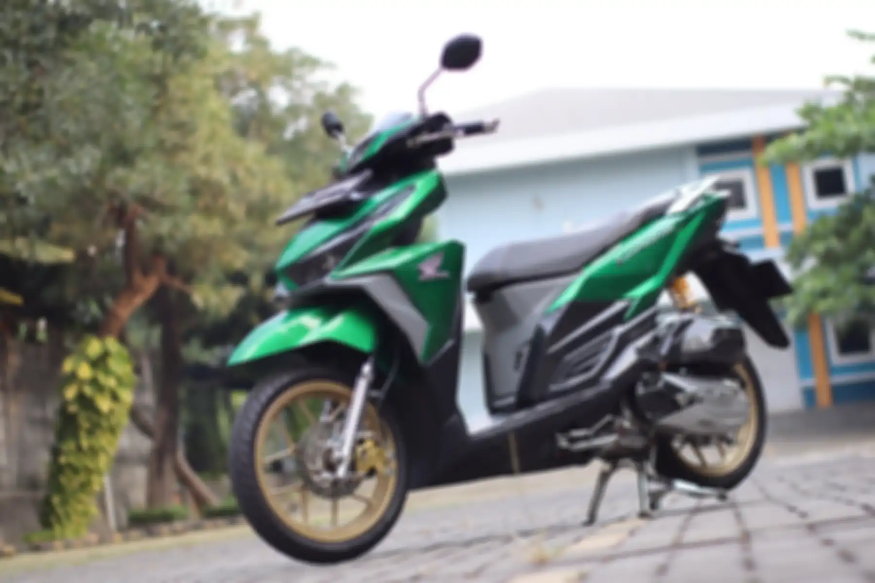 Modifikasi Honda Vario 150, kelir bodi hijau botol, headlamp pakai projie.