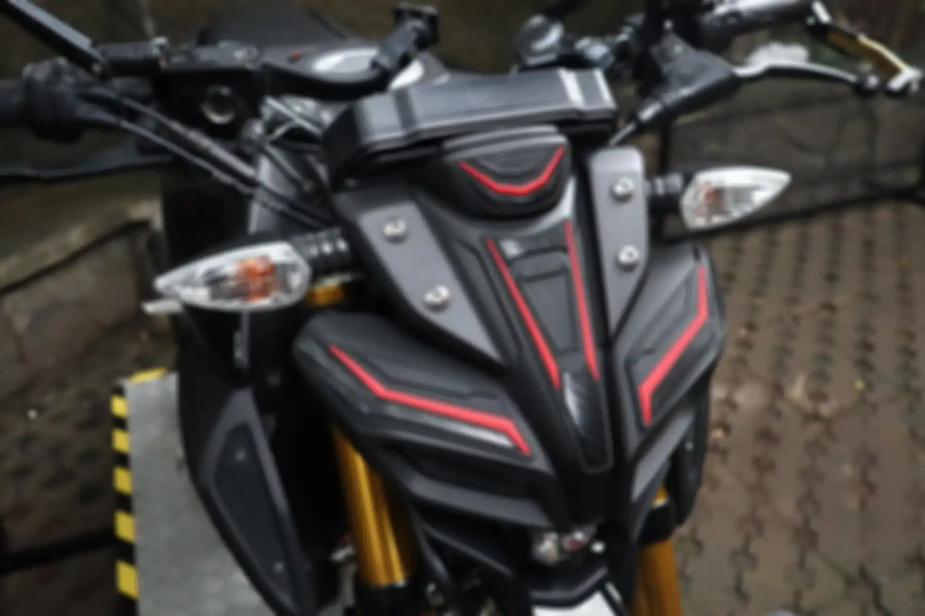 Body protector Hayaidesu di bagian headlamp Yamaha MT-15.