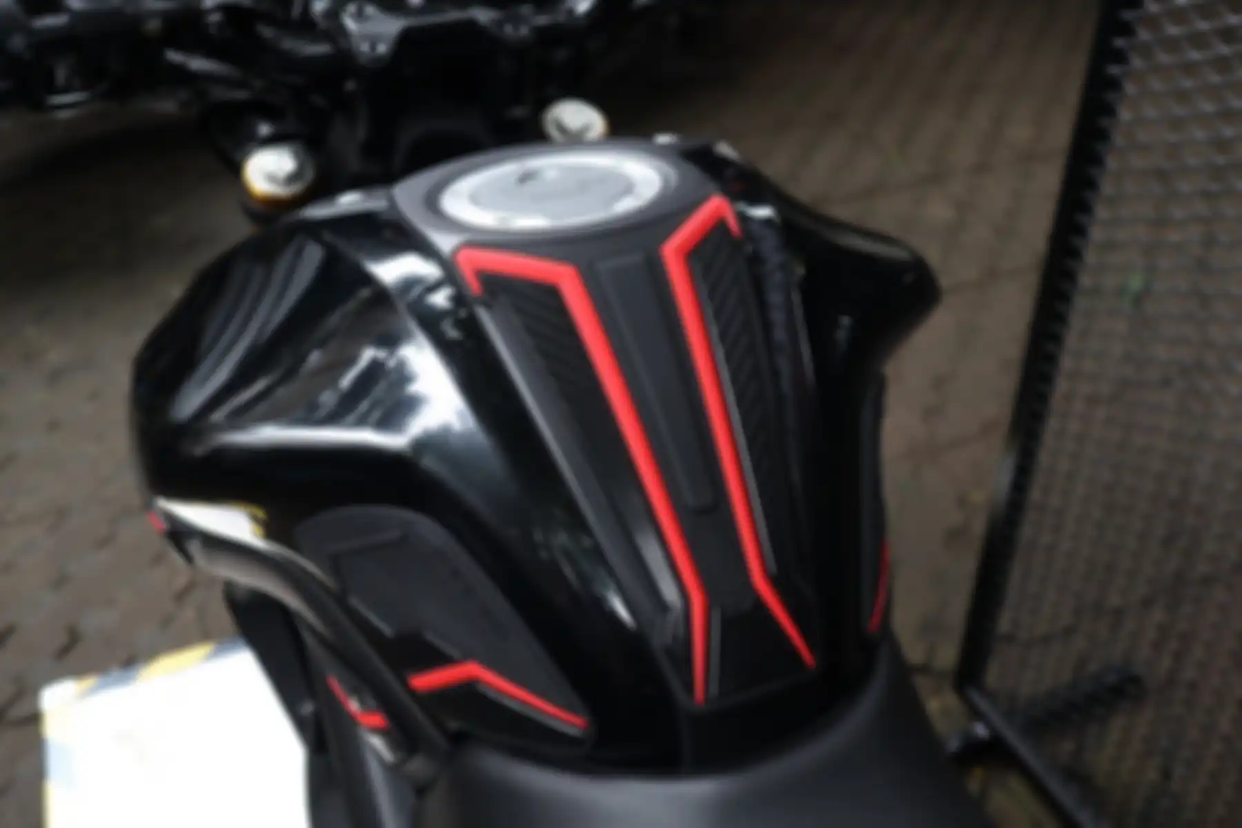 Body protector Hayaidesu di area tangki Yamaha MT-15.