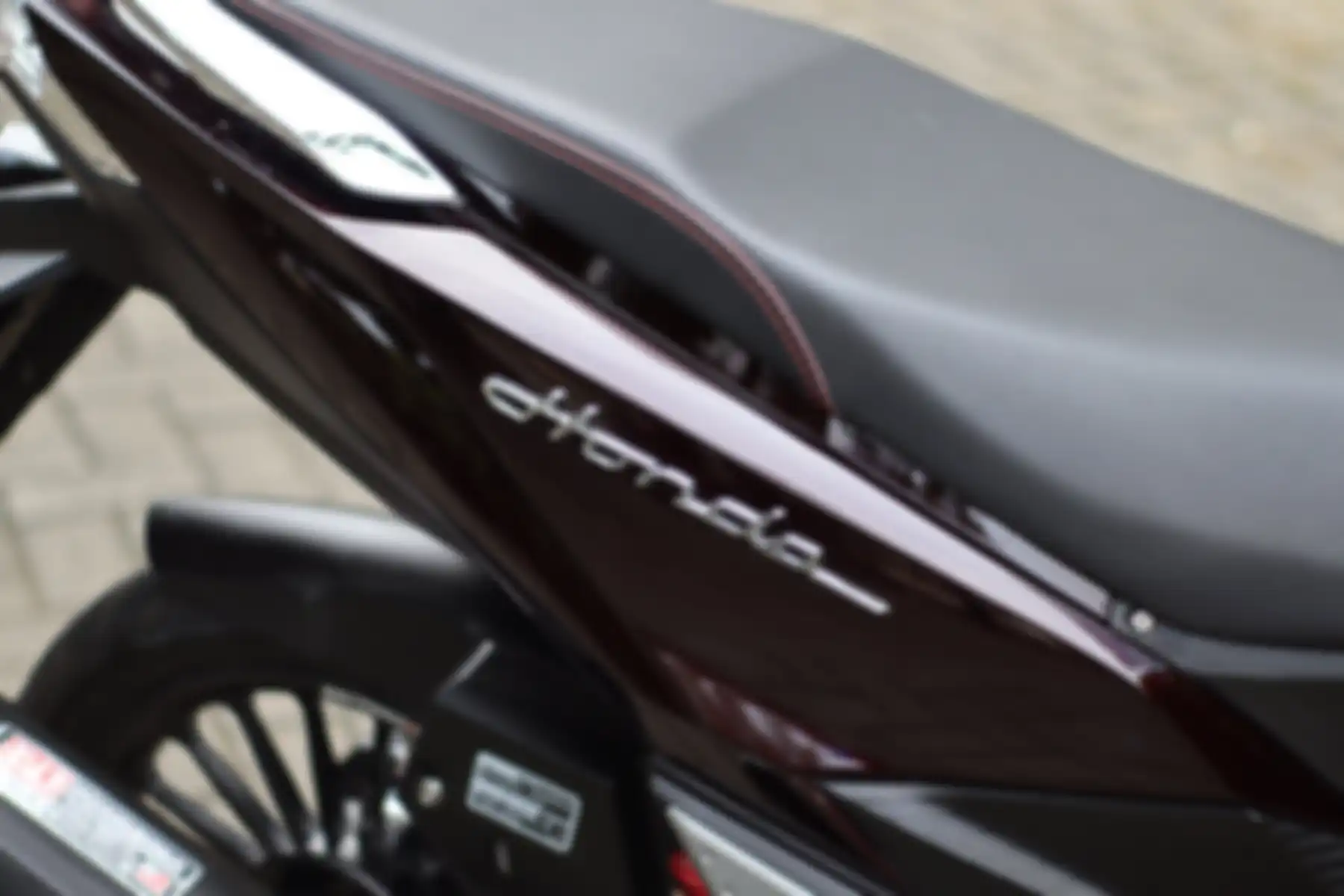 Emblem 'Honda' di bagian bodi samping.