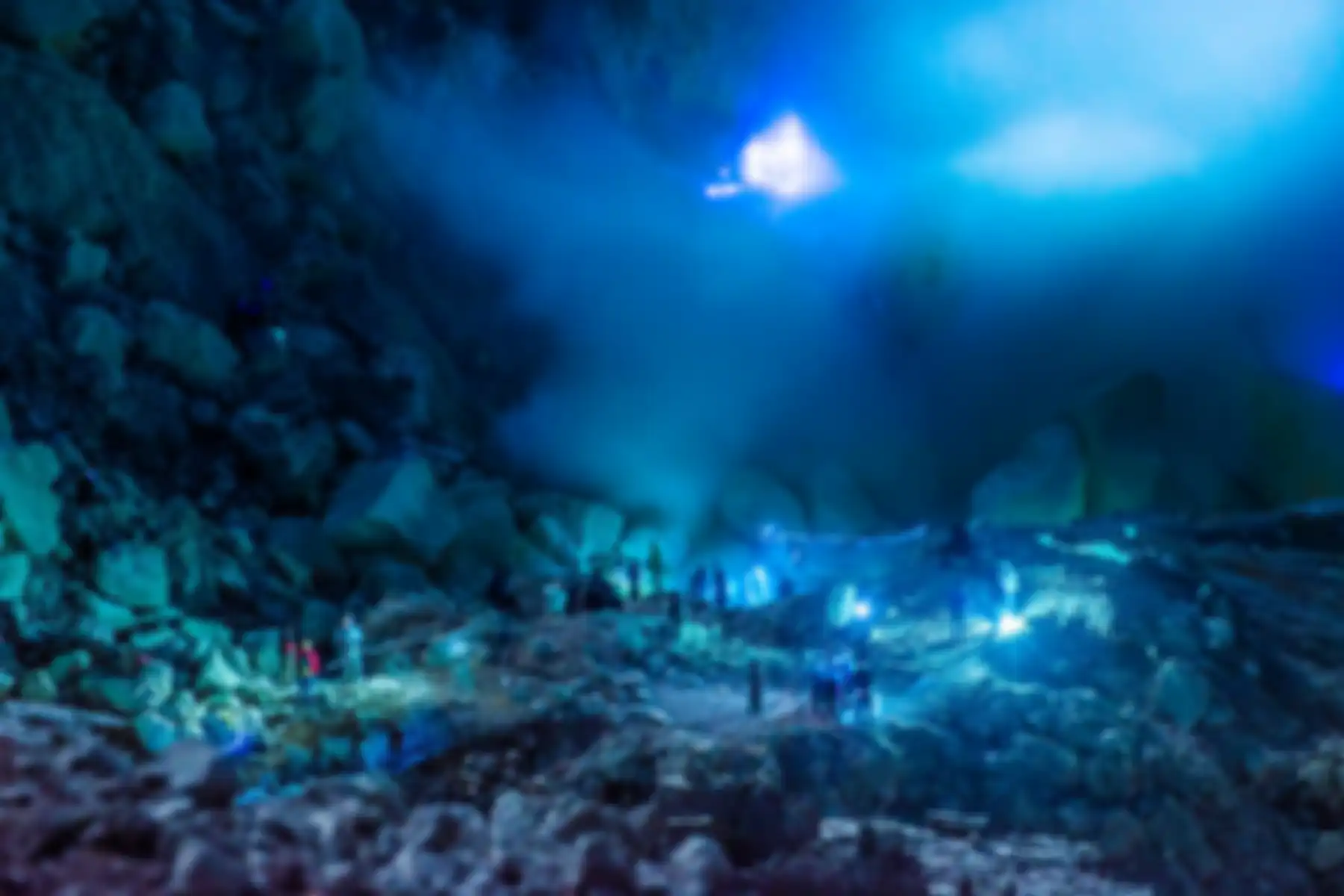 Kawah ijen yang mengeluarkan lava berwarna biru cerah, apa yang terjadi?
