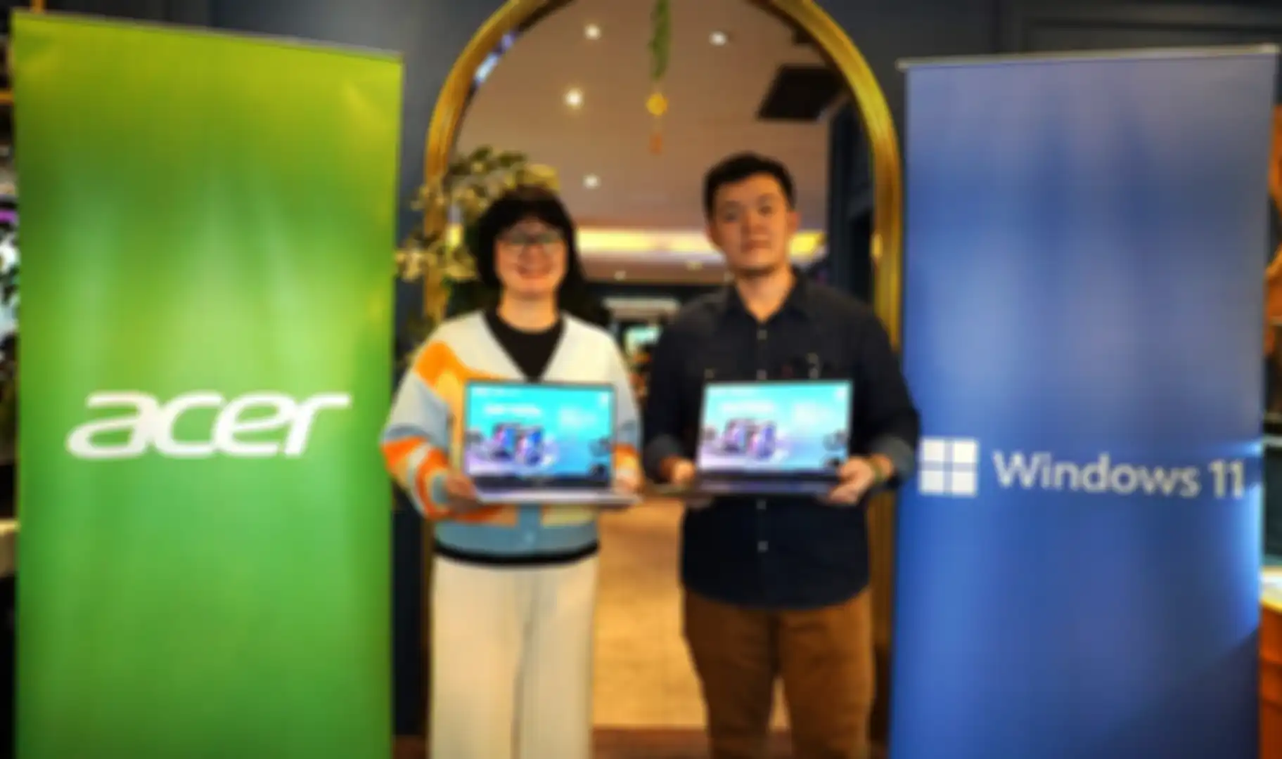 Madeleine Kusuma, Consumer Marketing Manager Acer Indonesia dan Matius Tirtawirya, Consumer Product Manager Acer Indonesia