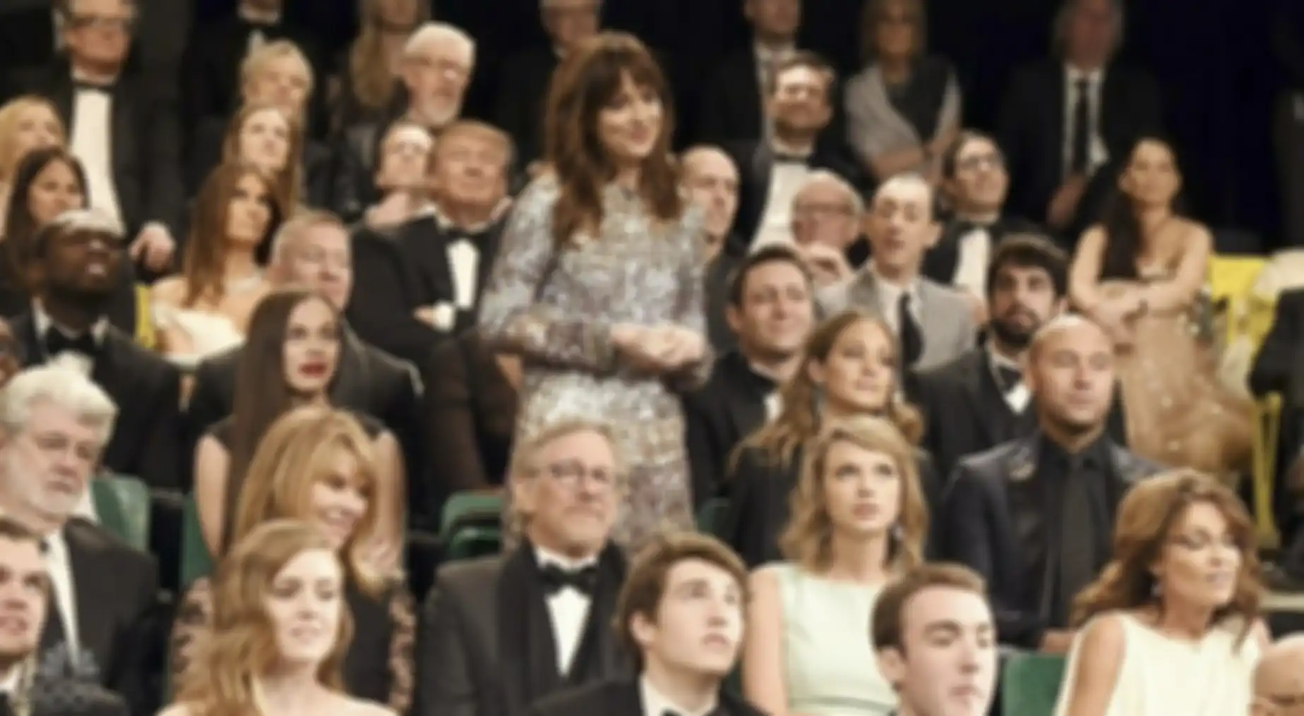 Dakota Johnson tamu SNL