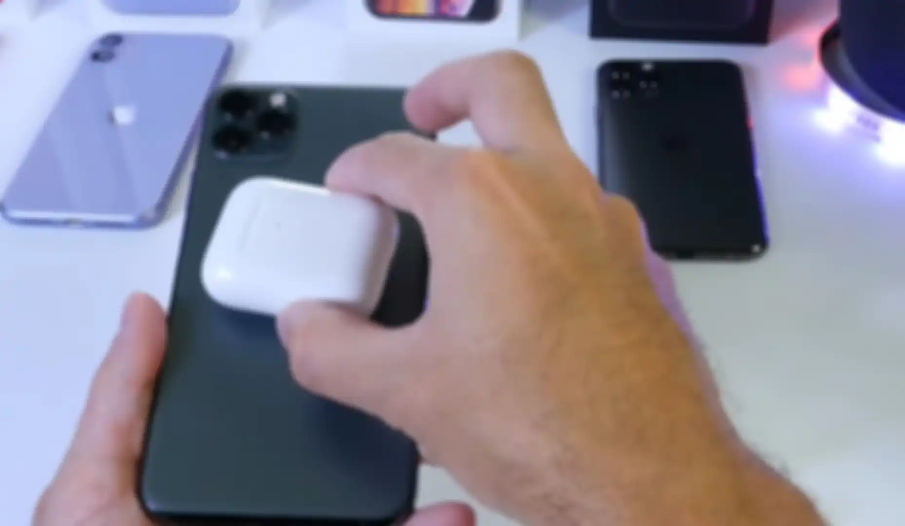 Ilustrasi reverse wireless charging iPhone 11