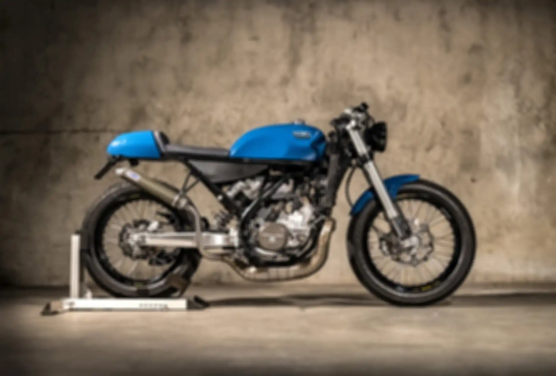 Motor trail 2-tak KTM 300 EXC kena rombakan jadi motor custom, ubah gaya jadi cafe racer klasik.