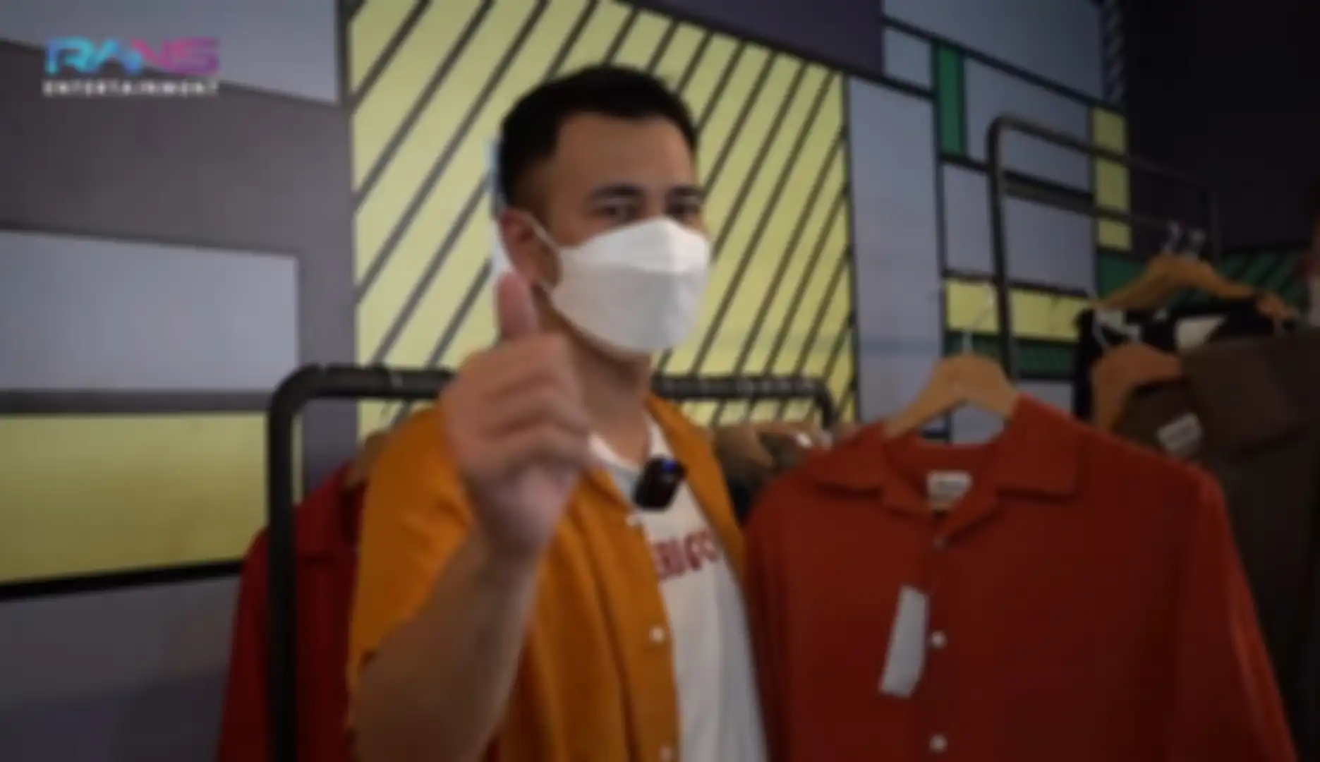 Tangkapan layar dari Youtube Rans Entertainment terlihat Raffi Ahmad sedang berada di gudang baju dan membelanjakan seluruh karyawan Rans.