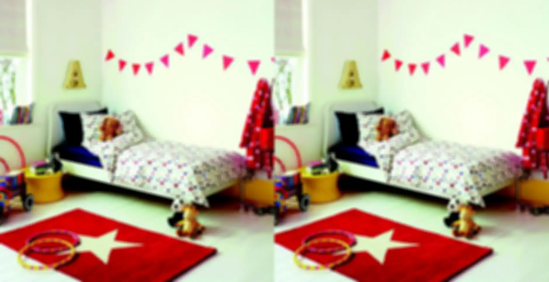 Aksen merah pada dinding putih cerah serasi dengan karpet merah putih, untuk penyuka merah.