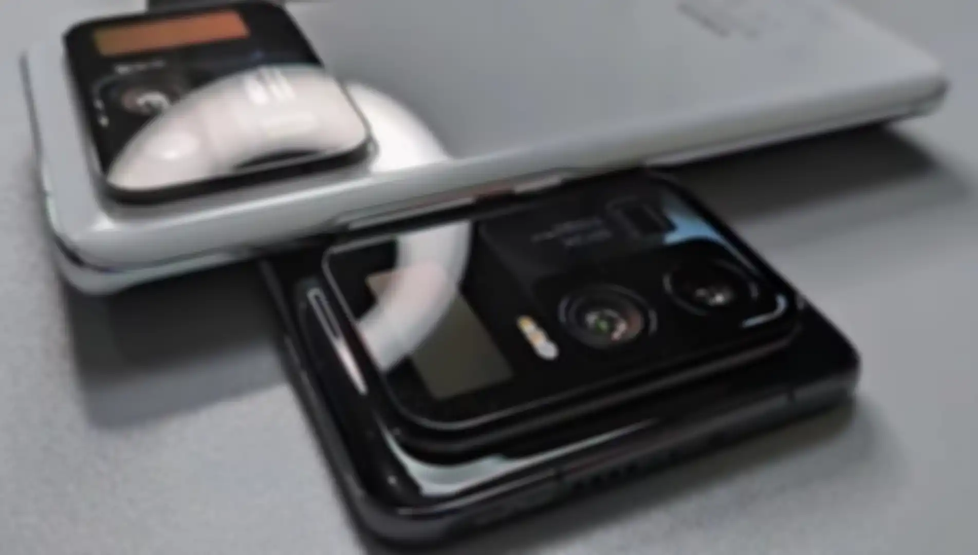 Tampilan bodi belakang Xiaomi Mi 11 Ultra dengan opsi dua warna hitam dan putih.