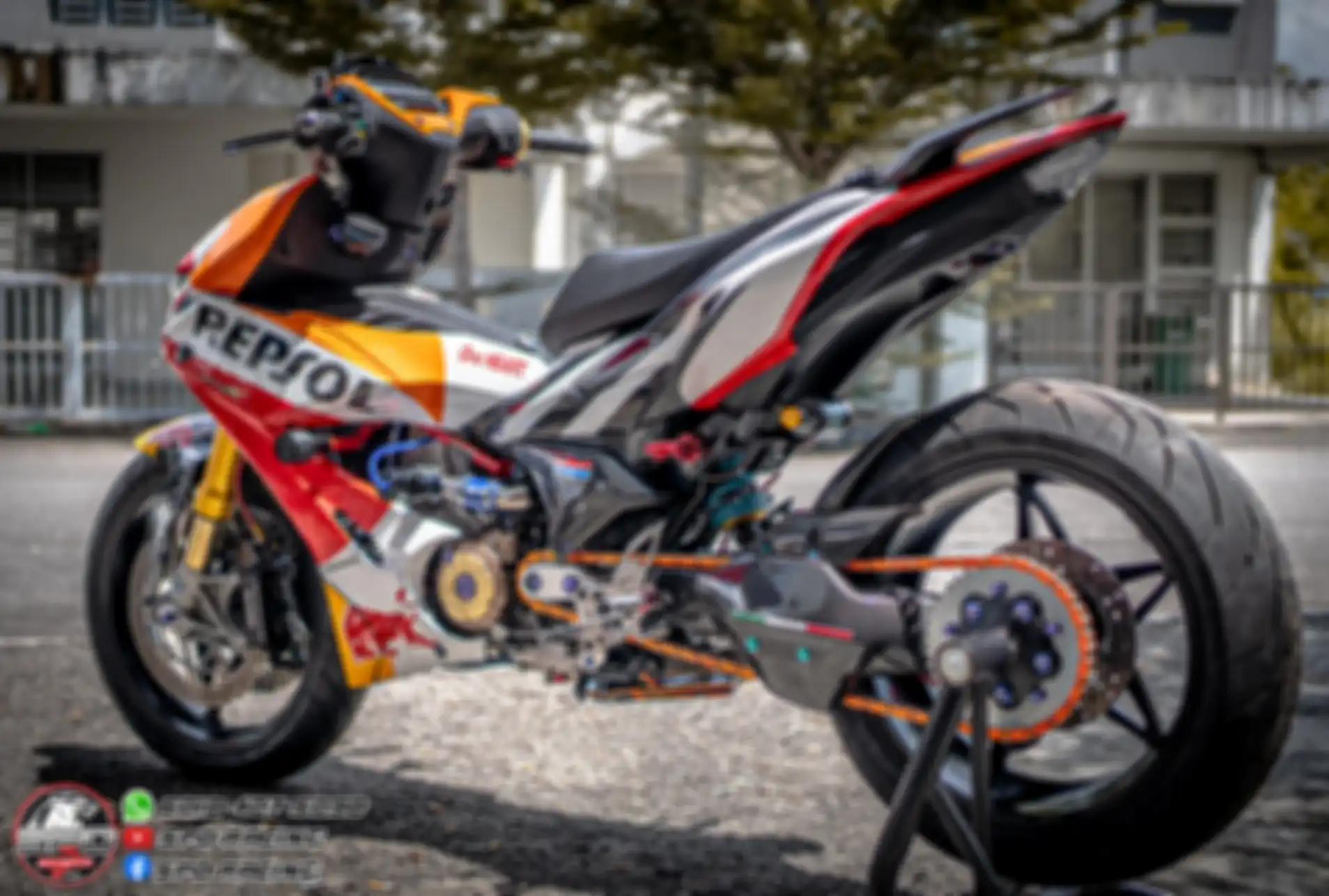 Modifikasi Honda Winner X dengan kaki-kaki moge dan livery Marc Marquez.