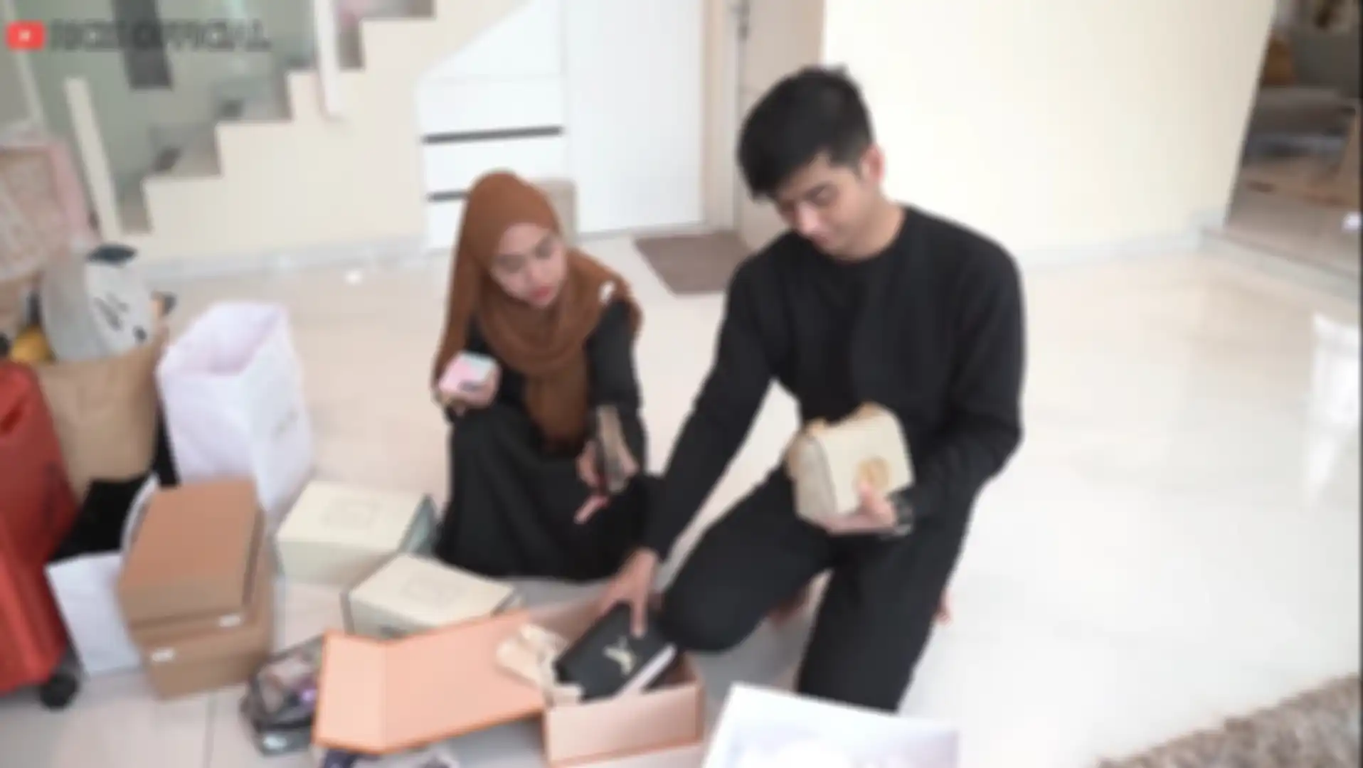 Ria Ricis membuka seserahan yang diberikan oleh Teuku Ryan untuk lamarannya. 