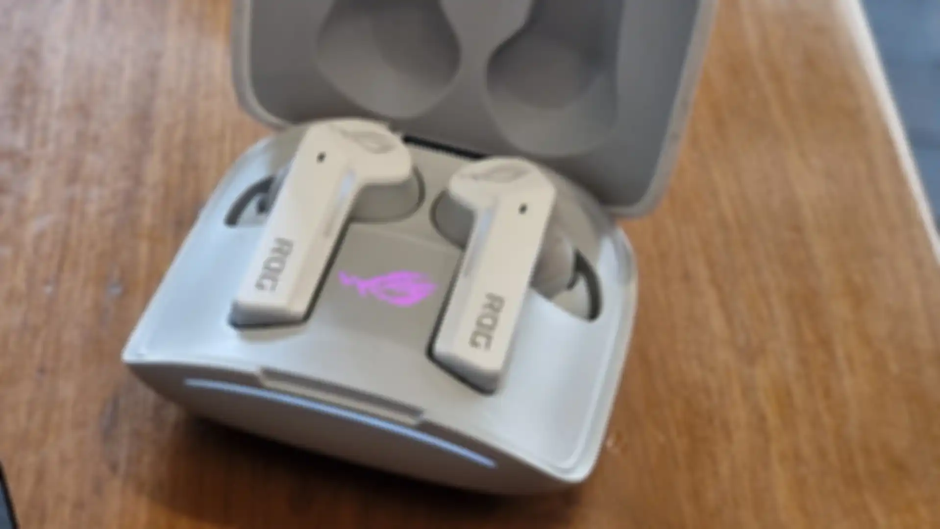ASUS ROG Cetra True Wireless warna putih
