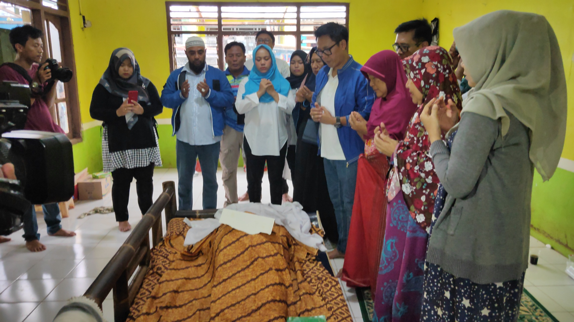 Eko Patrio saat melayat korban akibat banjir di Kelurahan Bidara Cina, Jakarta Timur, Jumat (3/1/2020).