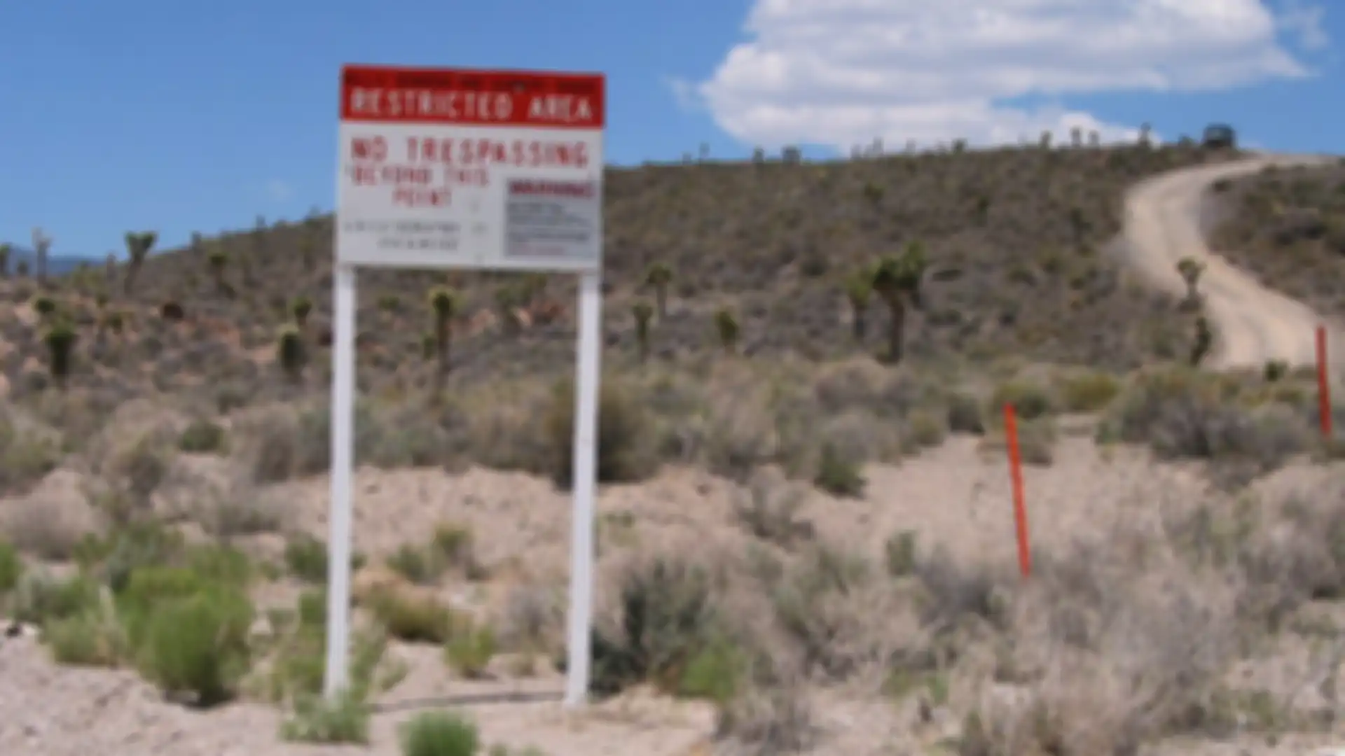 papan peringatan dilarang masuk di sisi luar Area 51