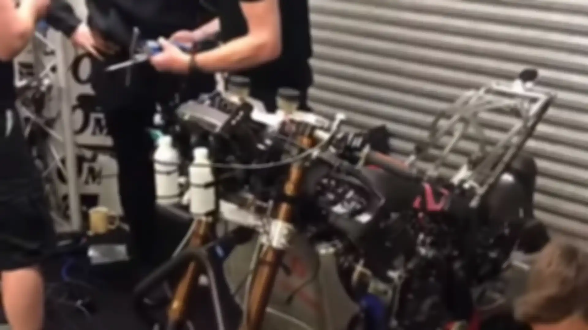 Suzuki GSX-R1000 OMG Racing sedang dibetulkan