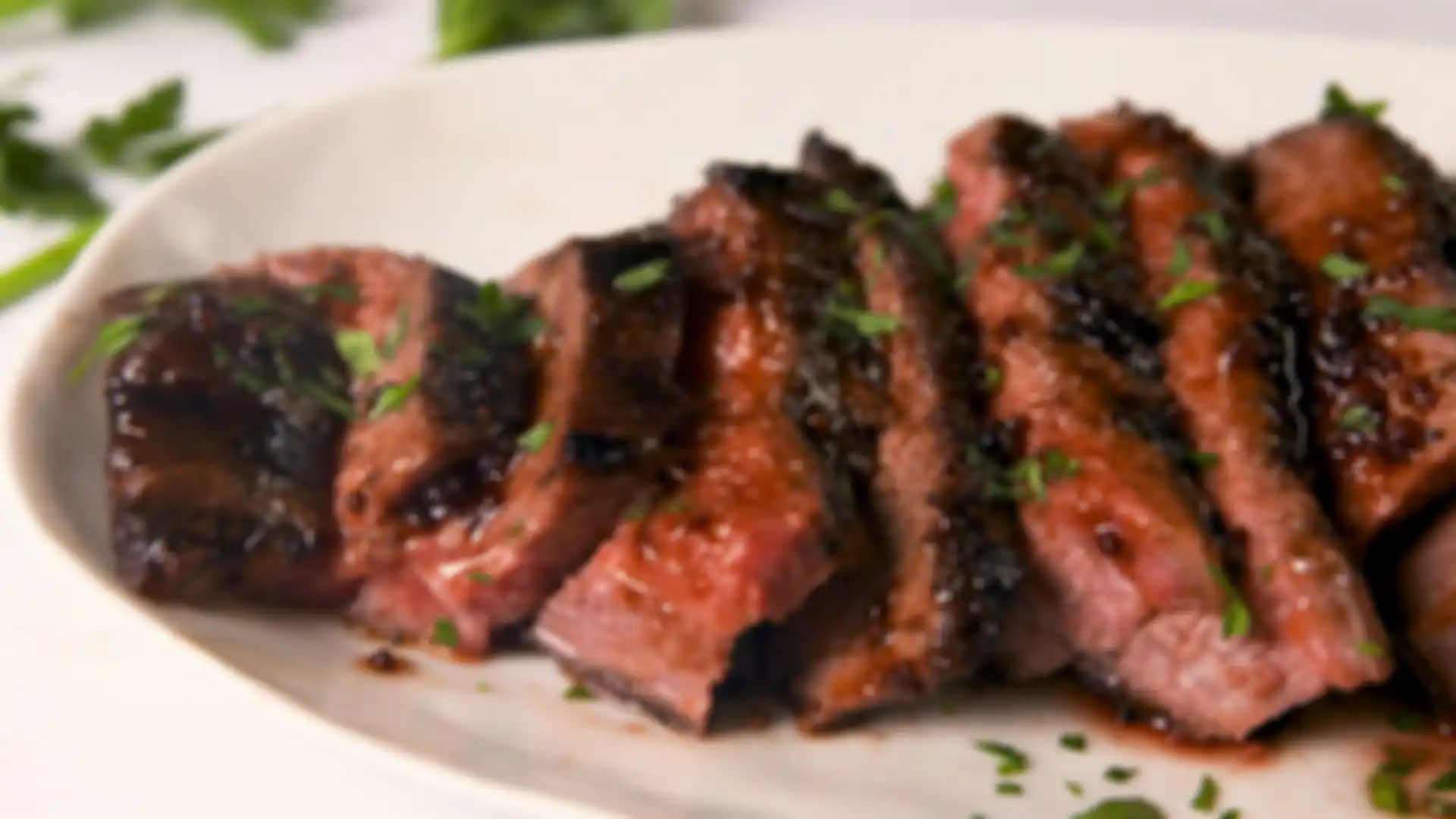 Hindari daging merah untuk mencegah kanker.