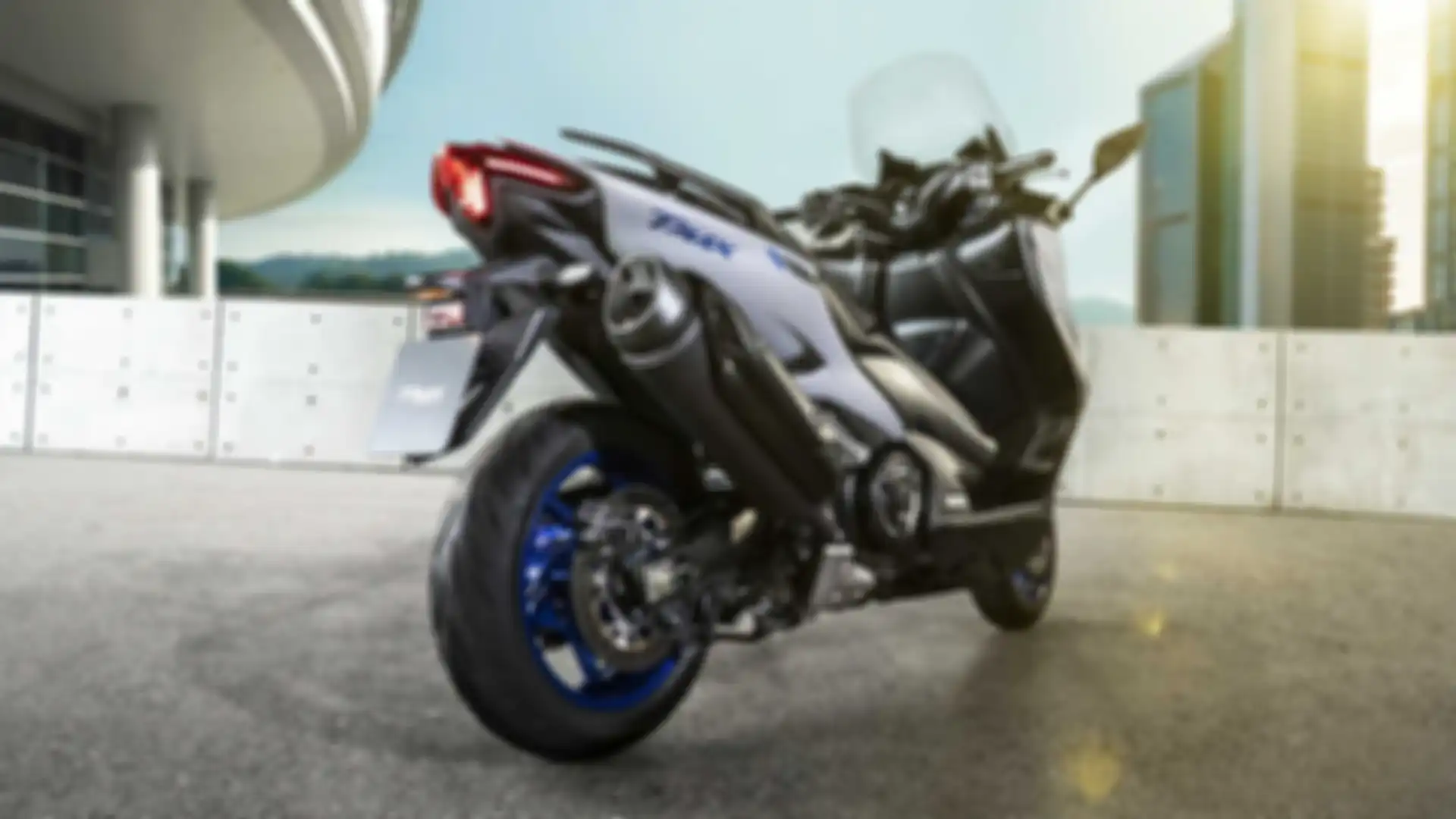 Tampilan belakang yang meruncing memberi TMAX kesan lebih ramping